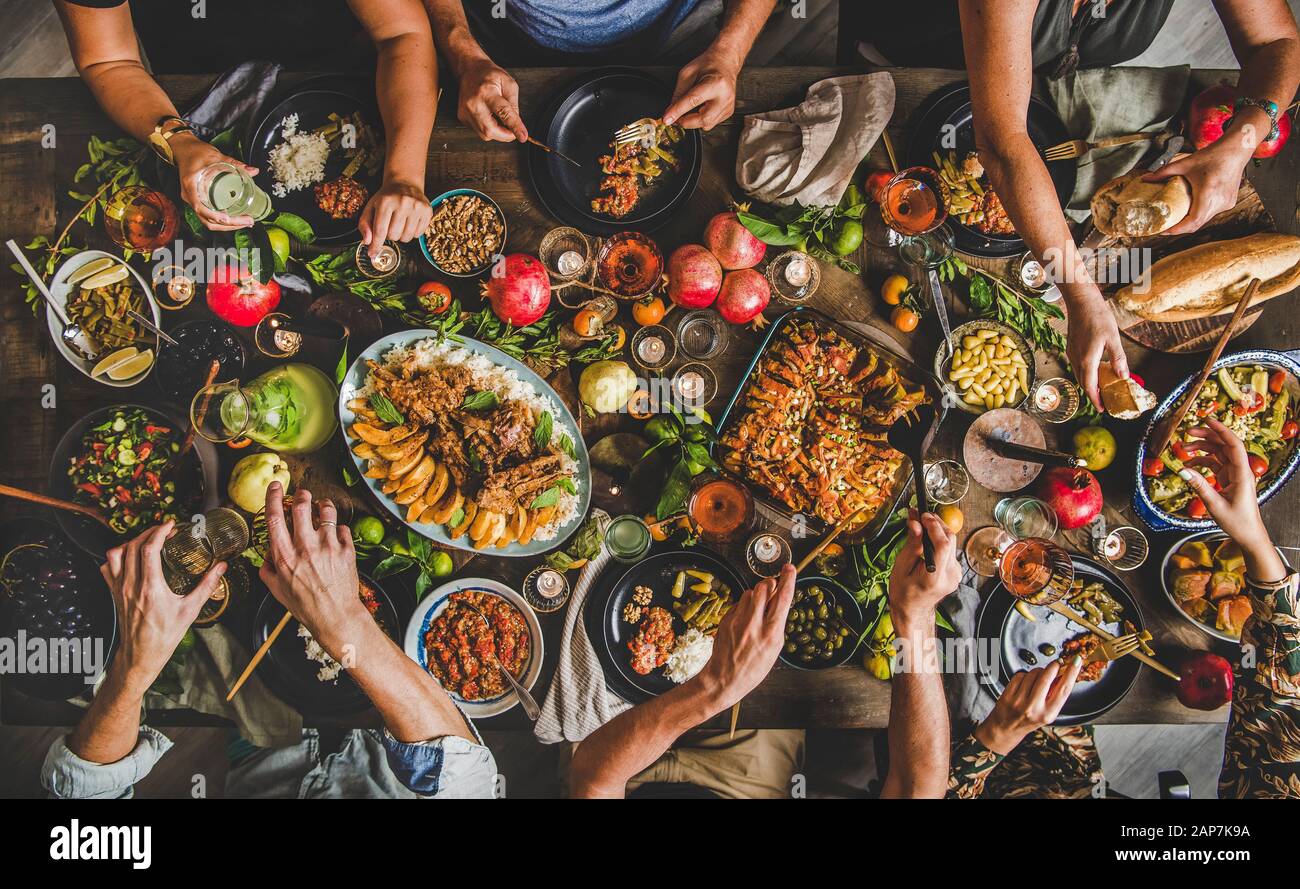 Türkische Küche Familie fest. Flachbild-lay von Menschen feiern mit Lammkoteletts, Quitte, Bohnen, Salat, babaganush, Reis Pilav, Kürbis Dessert, Limonade o Stockfoto