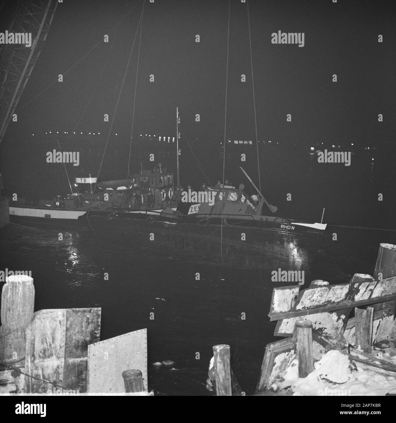 Boot Der Rijkshavendienst rammte in Rotterdam. Fünf Tote das Boot ist aufgehoben Datum: 22 Februar 1963 Standort: Rotterdam, Zuid-Holland Stichworte: Boote Stockfoto