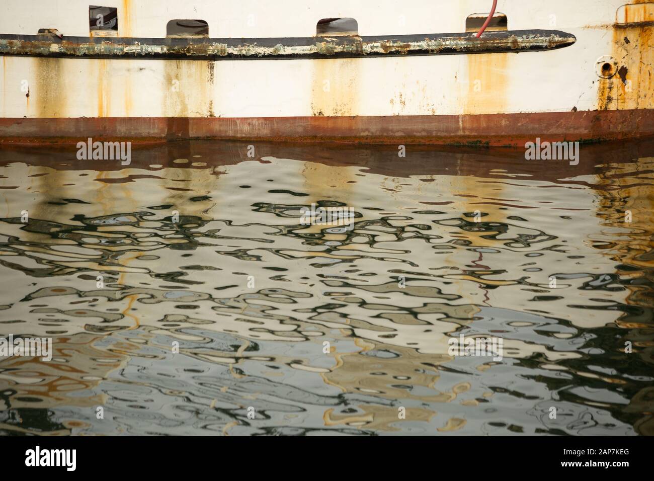 Ein altes rostiges Fischerboot sitzt untätig. Stockfoto