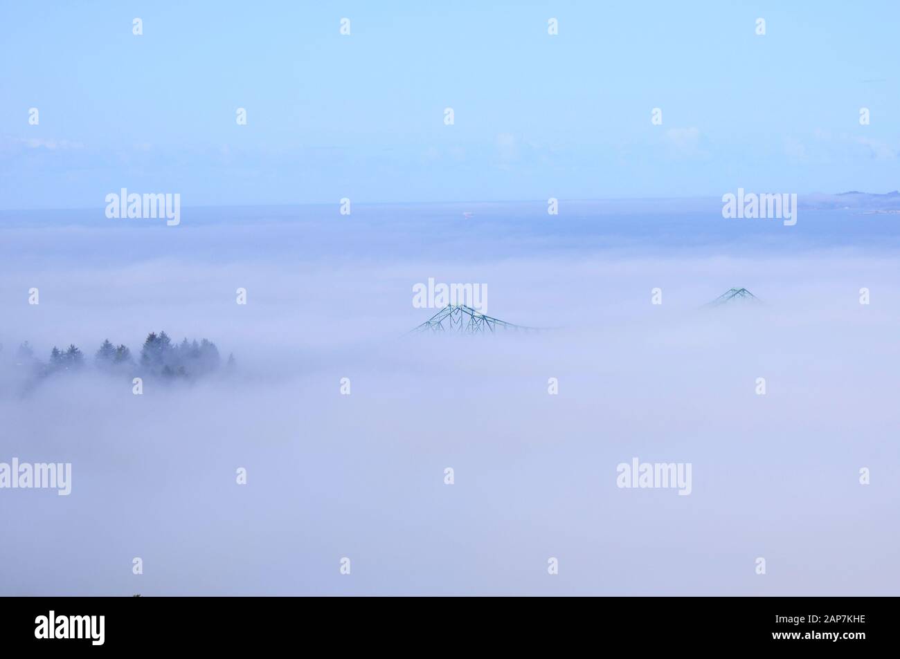 Astoria Bridge an der Einmündung des Columbia River an einem Foggy Day Stockfoto