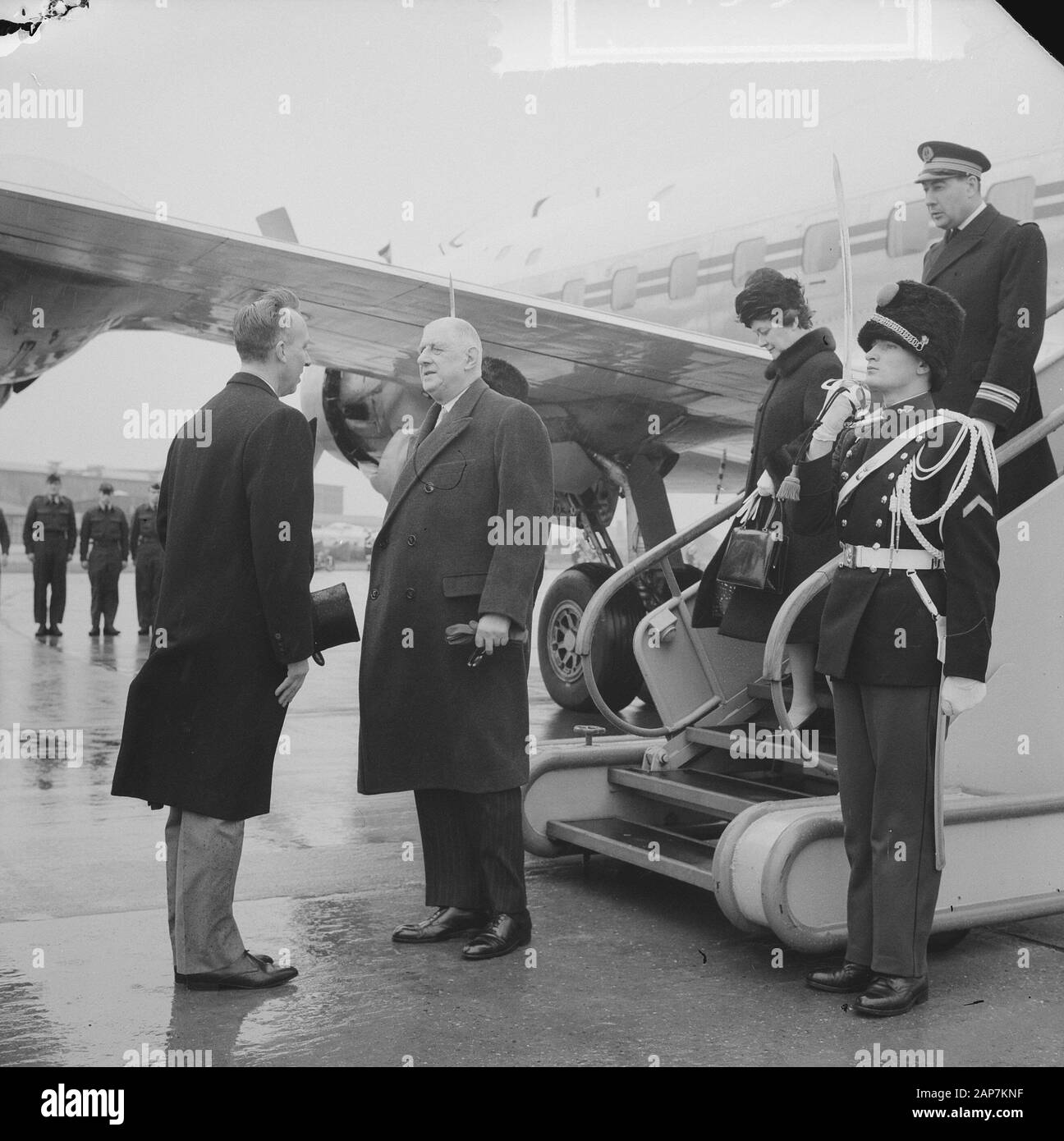 Besuch Präsident De Gaulle in die Niederlande. Baron Lynden, De Gaulle und Frau De Gaulle Datum: 16 März 1963 Ort: Niederlande Schlüsselwörter: visits Persönlicher Name: Baron Lynden, Gaulle, Charles de Stockfoto
