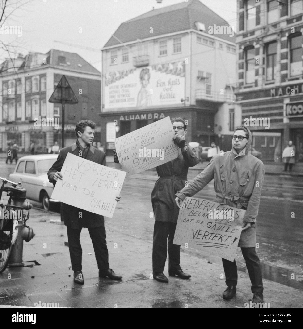 Die Demonstranten mit Zeichen gegen den Besuch von Präsident De Gaulle in Amsterdam Datum: 15 März 1963 Ort: Amsterdam, Noord-Holland Stichworte: ÜBERWACHUNGSSTAAT, Besuche, Demonstranten Stockfoto
