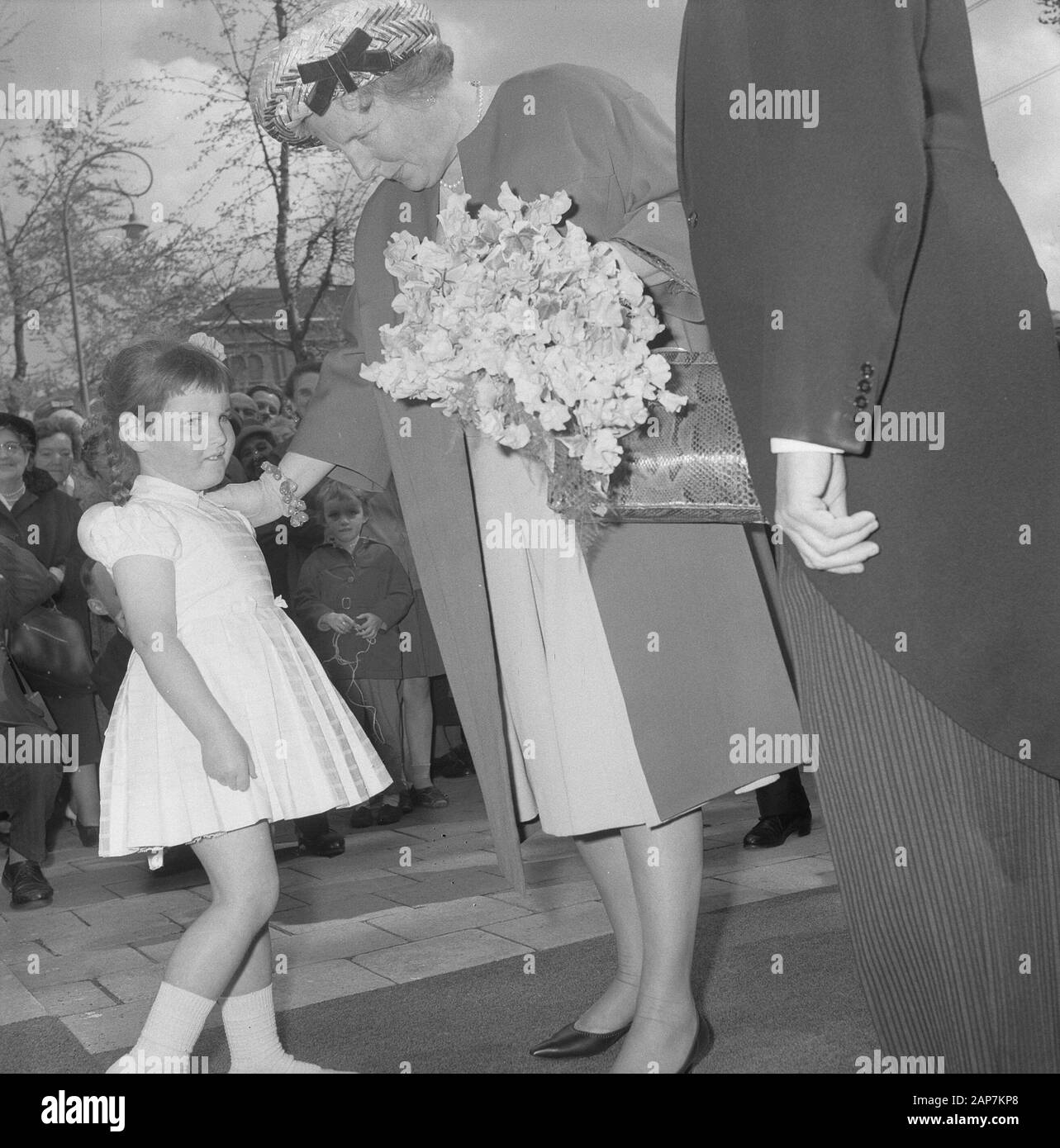 125 Jahre Artis Zoo. Königin Juliana erhält Blumen von Narda Overgoor, die Tochter des stellvertretenden Direktors von Artis, J.W. (Jan) Overgoor Datum: 2 Mai 1963 Ort: Amsterdam, Noord-Holland Schlüsselwörter: Blumen, Zoos, Töchter, queens Persönlicher Name: Juliana (Niederlande), Königin Oregoor, J.W. Overgoor, Narda Institution Name: Artis Stockfoto