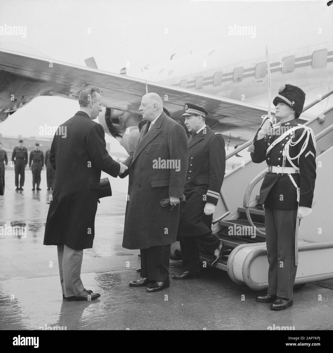Besuch Präsident De Gaulle in die Niederlande. De Gaulle und Baron Lynden Datum: März 16, 1963 Ort: Niederlande Schlüsselwörter: visits Persönlicher Name: Baron Lynden, Gaulle, Charles de Stockfoto