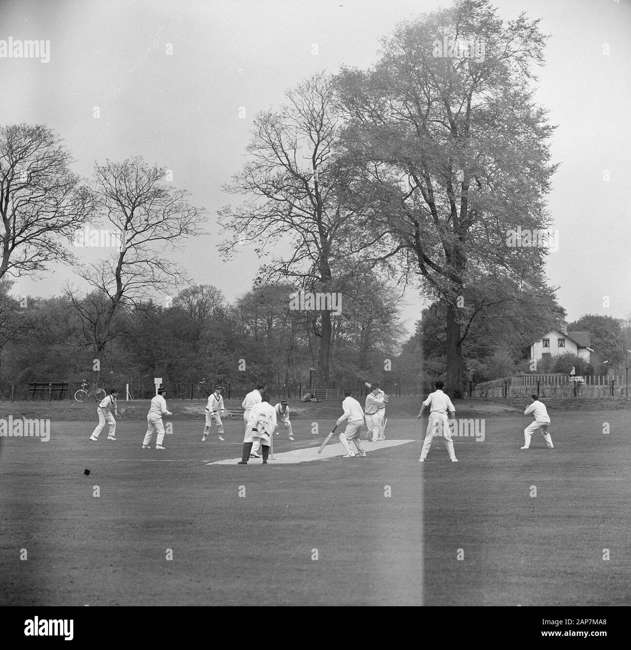 Kricket Saison geöffnet. Haarlem versus VRA. Spiel Moment für Mittagessen Datum: Mai 12, 1963 Ort: Haarlem Schlüsselwörter: Kricket, Sport Stockfoto