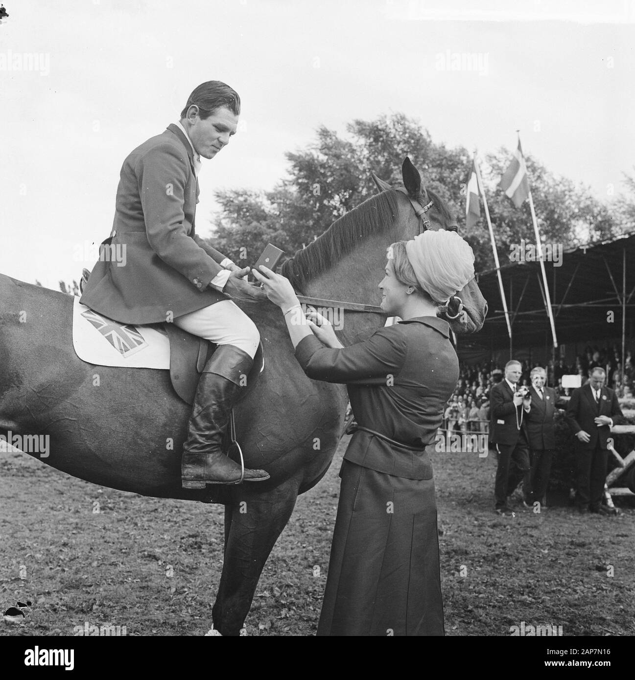 CHIO in Rotterdam. Prinzessin Irene präsentiert die britische Fahrer M. Cresswell die hohe Auszeichnung Datum: 1 September 1963 Location: Rotterdam, Zuid-Holland Stichworte: Auszeichnungen, handouts Persönlicher Name: Irene, Prinzessin Institution Name: Chio Stockfoto