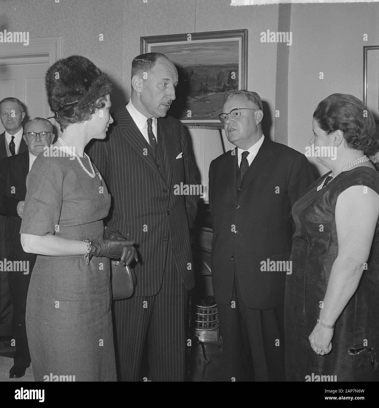 Farewell Reception deutsche Botschafter Z.E. dr. J. Loens Minister Luns und Frau Abschied von der Botschafter Datum: 28. Oktober 1963 Schlüsselwörter: Botschafter, Abschied Empfänge, die zuständigen Minister die persönliche Name: Luns, J. UHR H., Luns, Joseph Stockfoto