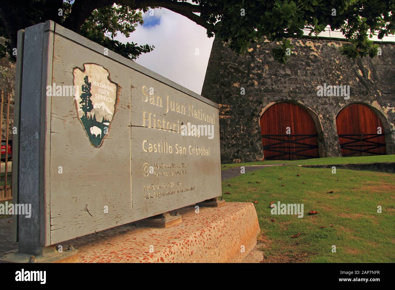 Ein Schild des National Park Service markiert den Eingang zum Castillo San Cristobal, das sich in der Stadt San Juan in Puerto Rico befindet Stockfoto