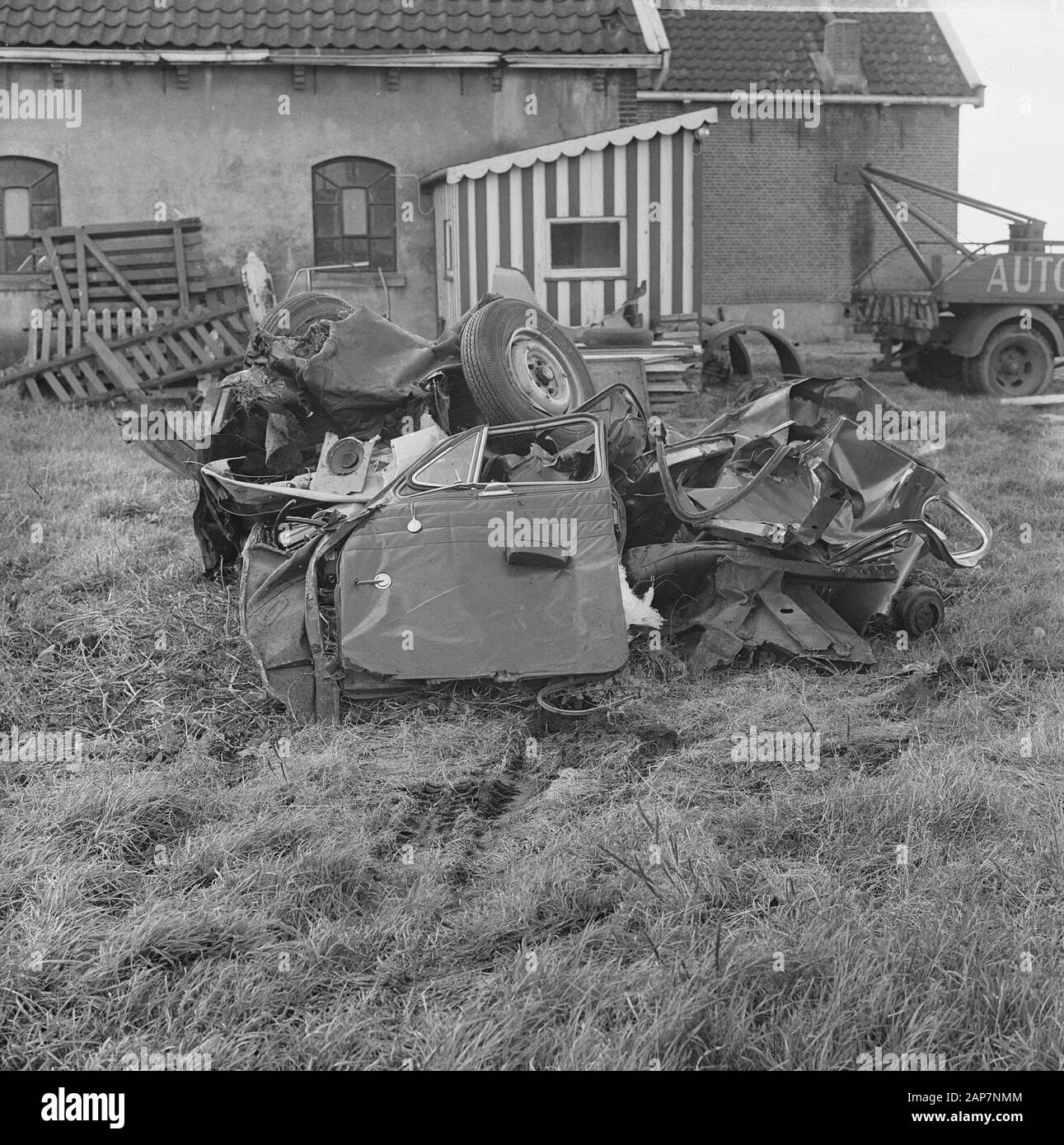 Dem Auto mit dem Zug ergriff. Ein toter Mann Crossing am Nootdorp auf Linie Rotterdam-Hofplein Datum: 11 November 1963 Keywords: Deutsch Stockfoto