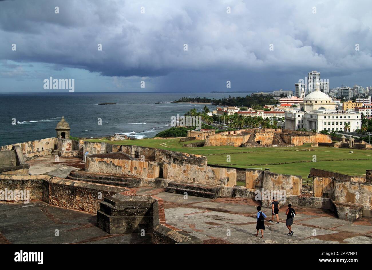 San Juan ist weltbekannt für seine farbenfrohen Häuser, die verwinkelten Kopfsteinpflasterstraßen und viele historische Stätten aus der Kolonialzeit Stockfoto