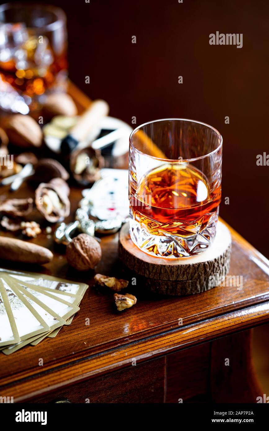 Alkohol und Zigarre mit Muttern, Vintage spielen Karten. Stockfoto