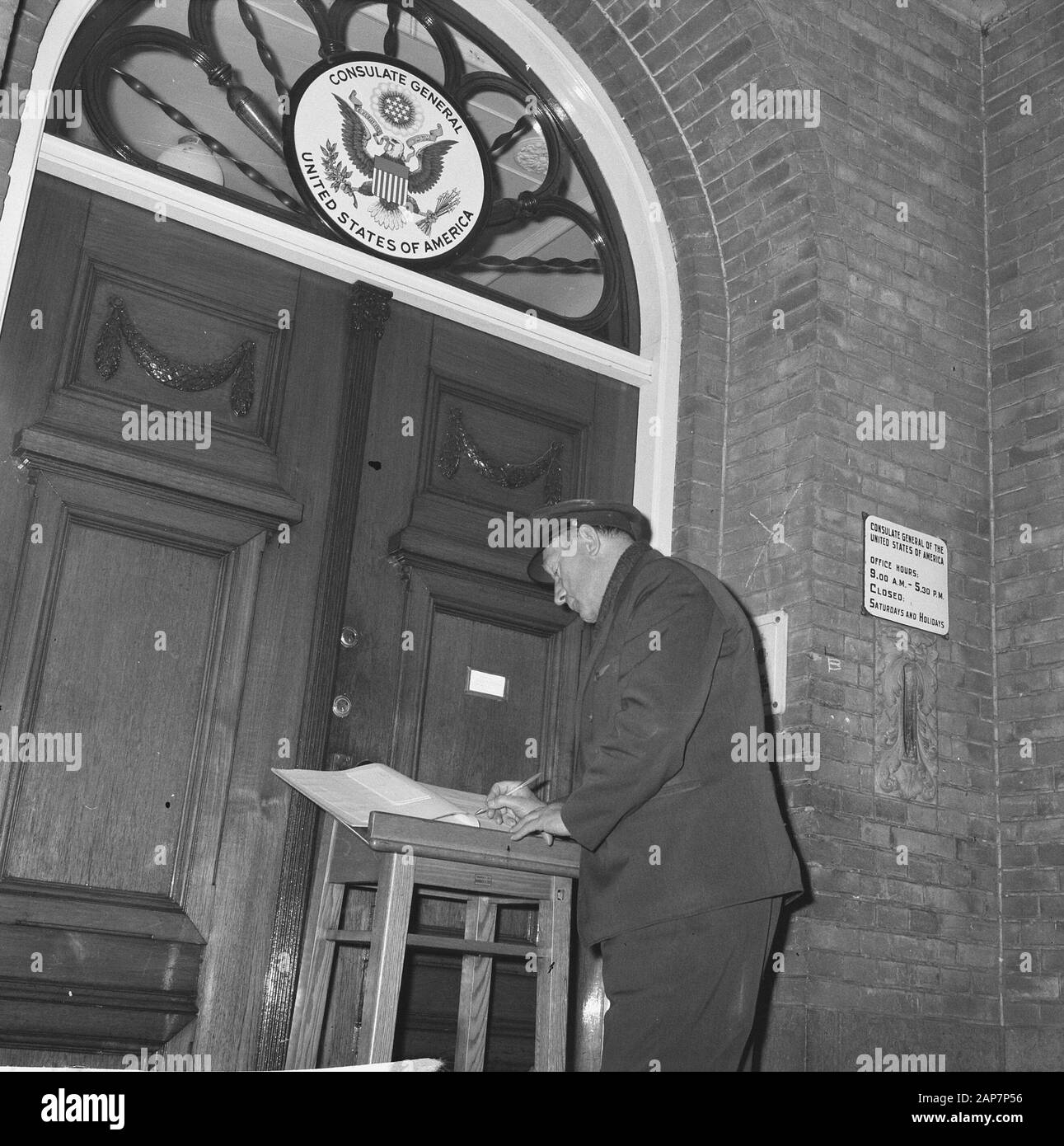 Condoleance vor dem Eingang des Amerikanischen Konsulat im Museum Square in Amsterdam. Ein Taxifahrer Zeichen das Buch Datum: 23 November 1963 Standort: Amsterdam, Noord-Holland Schlüsselwörter: Konsulate, Bücher, Eingänge Stockfoto Condoleance vor dem Eingang des Amerikanischen Konsulat im Museum Square in Amsterdam. Ein Taxifahrer Zeichen das Buch Datum: 23 November 1963 Standort: Amsterdam, Noord-Holland Schlüsselwörter: Konsulate, Bücher, Eingänge Stockfoto