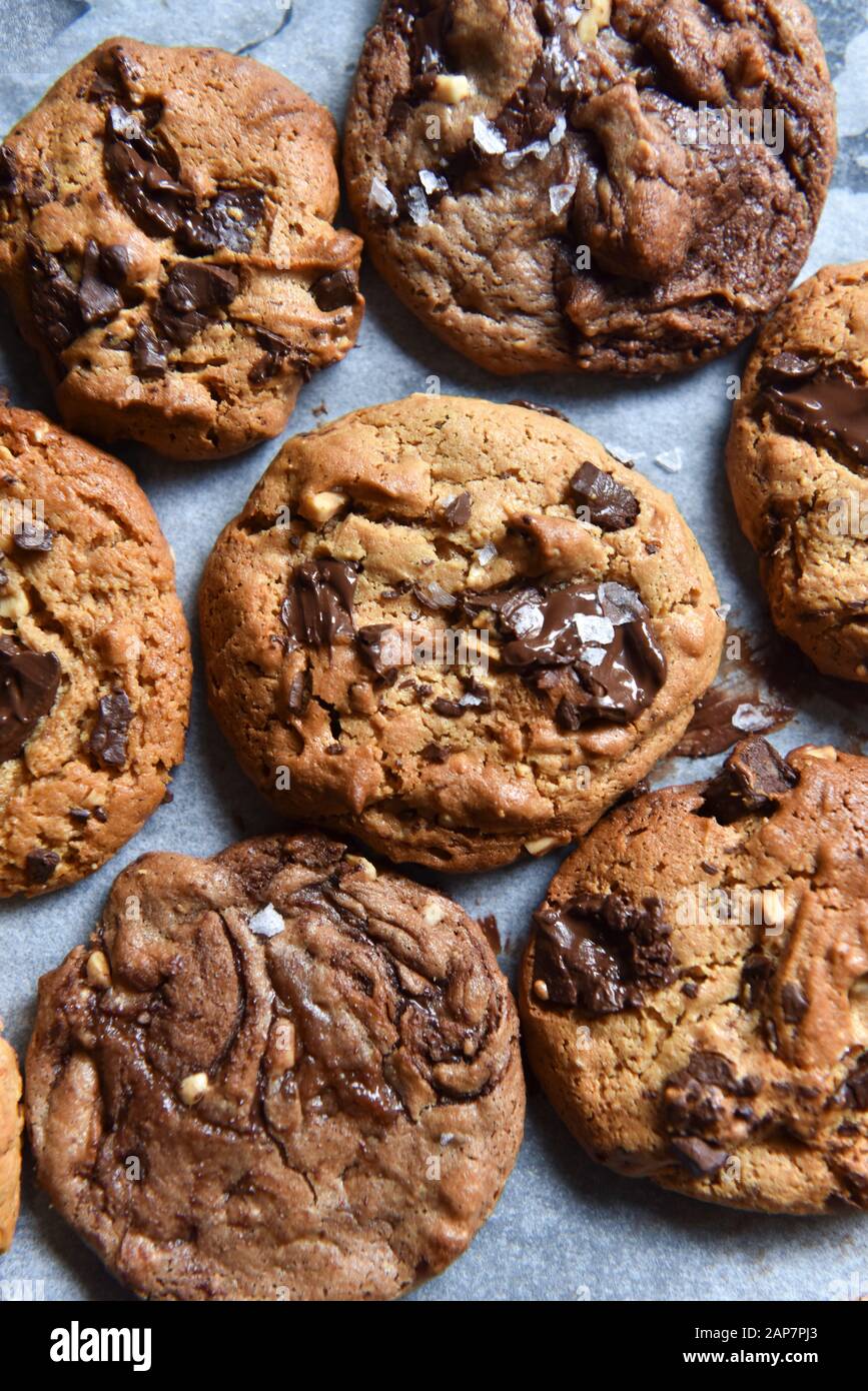 Choc Chip Cookies auf ölpapier Stockfoto
