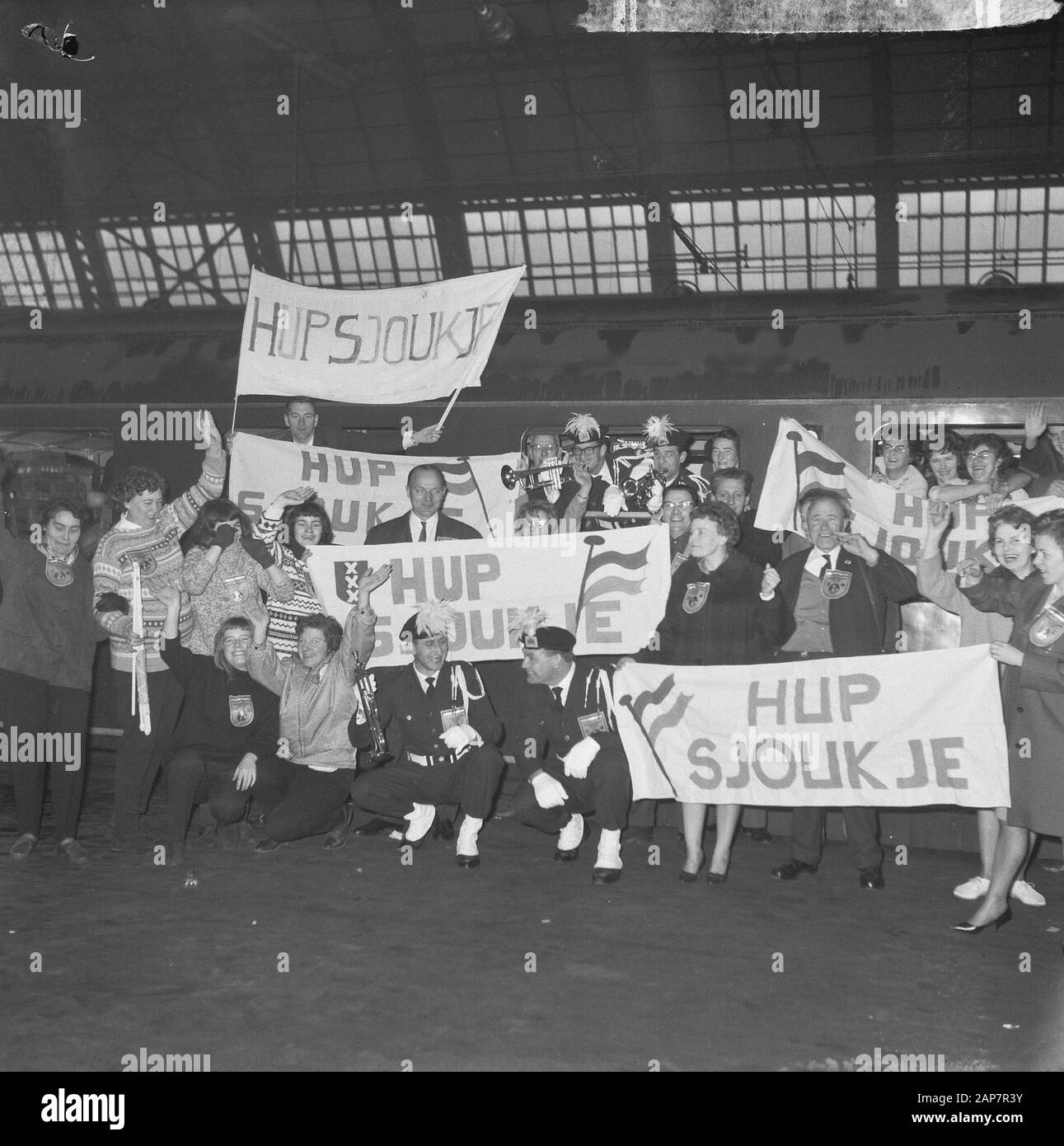 5000 Niederländer mit Extrazügen nach Dortmund, die Anhänger am Hauptbahnhof Amsterdam Datum: 29. Februar 1964 Standort: Amsterdam, Dortmund Schlüsselwörter: Stützen, Züge Stockfoto