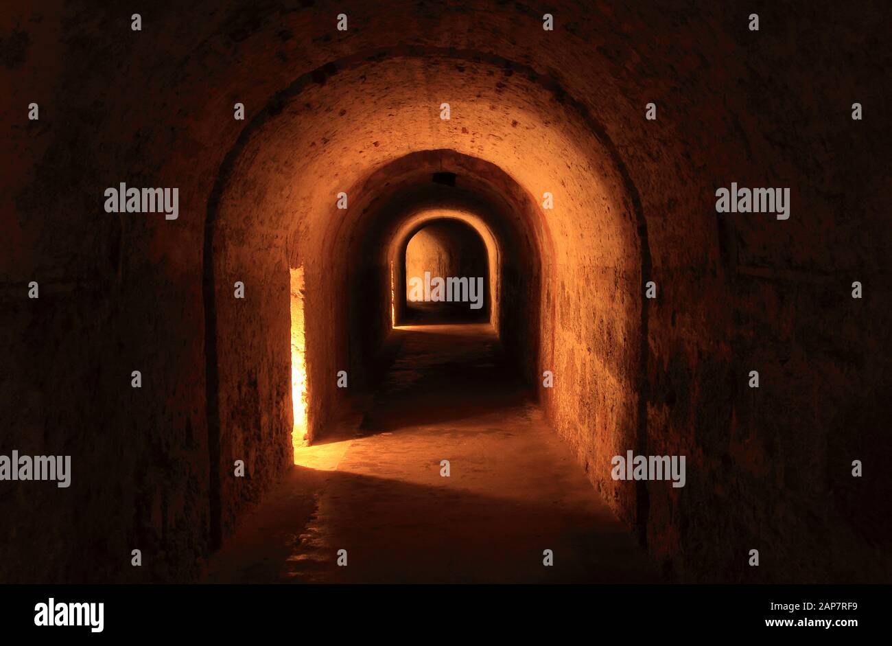 Geheime Passagen, dunkle Tunnel und düstere Dungeons gibt es in Castillo San Cristobal, einer ausgedehnten spanischen Festung in San Juan, Puerto Rico Stockfoto