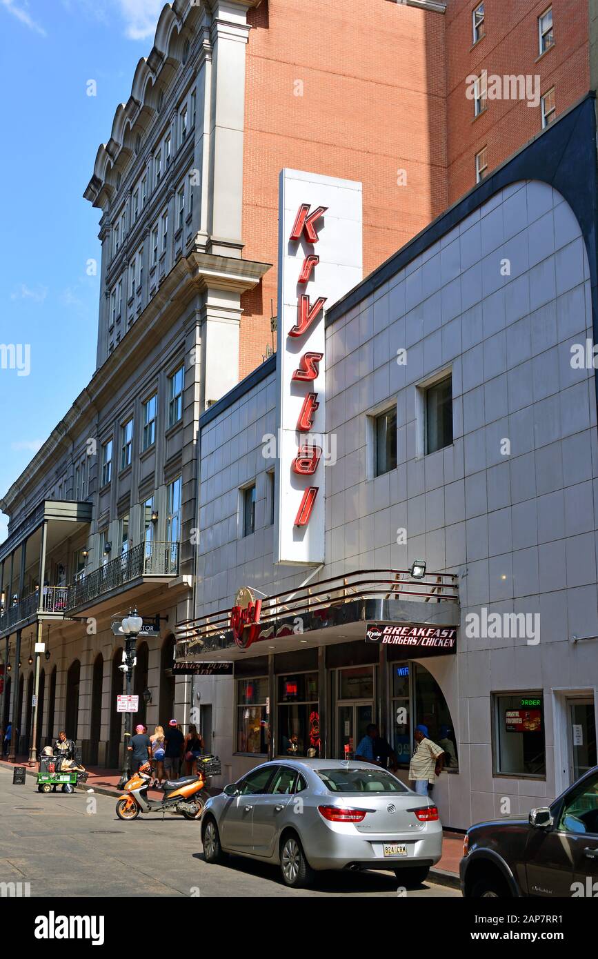 New Orleans, LA, USA - 27. September 2019: Das 1932 gegründete Schnellrestaurant Krystal in der Bourbon St. The Kette verfügt über eine kleine, quadratische Burgerkelle Stockfoto