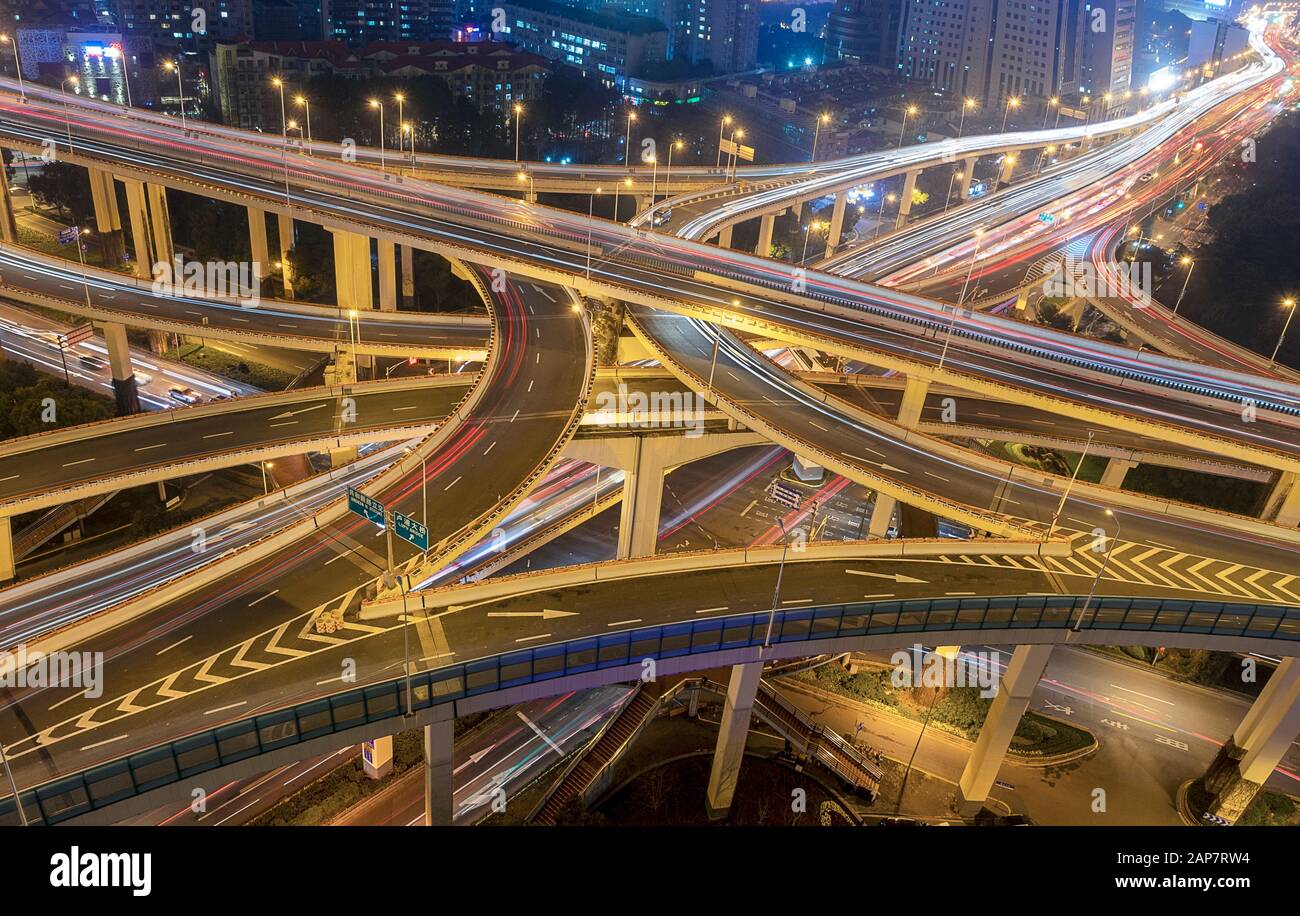 Die Stadt Shanghai Ist Mit dem Verkehr an der Kreuzung der Stadt in der Nacht beschäftigt Stockfoto