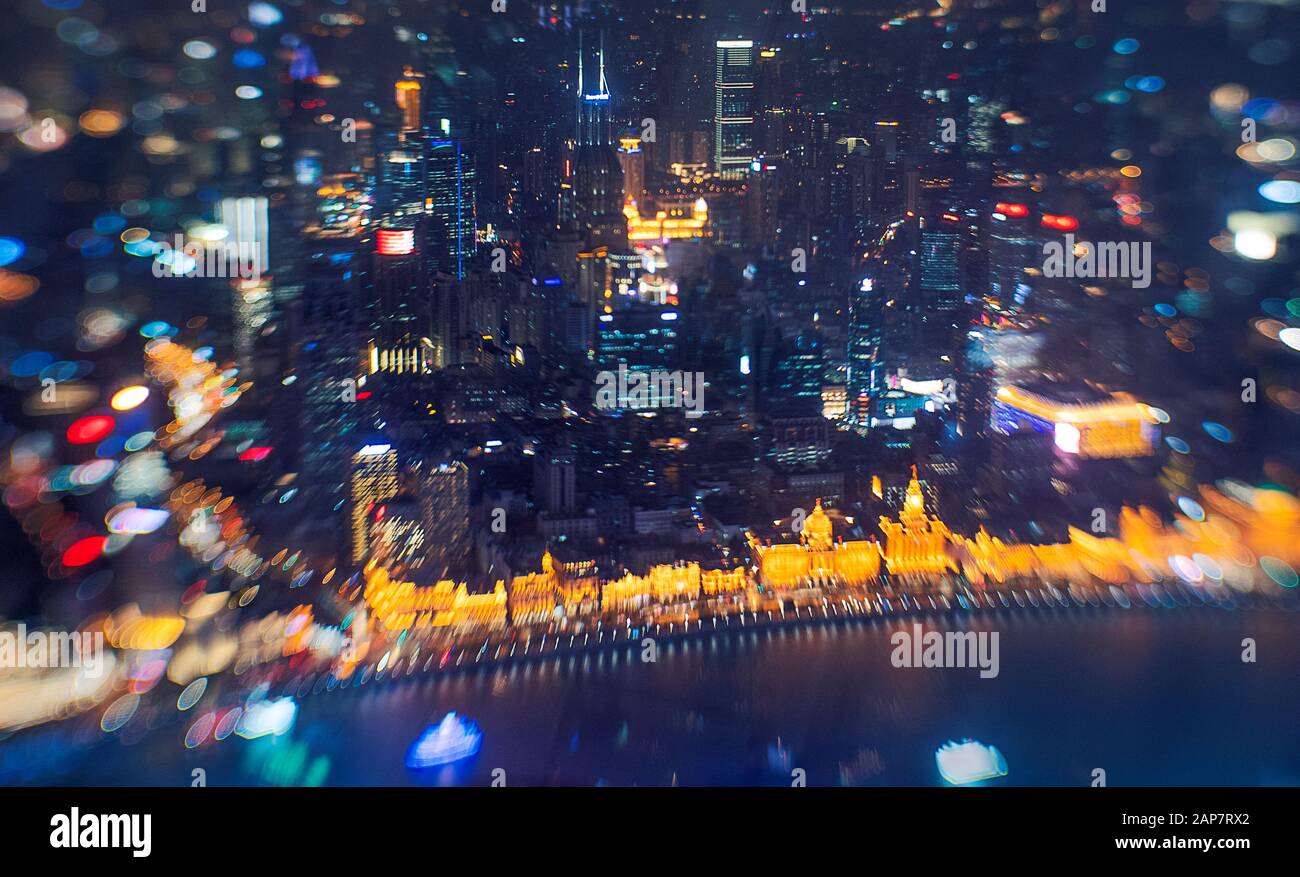 Luftaufnahmen von Shanghaier Türmen und hohen Gebäuden leuchten nachts auf Stockfoto