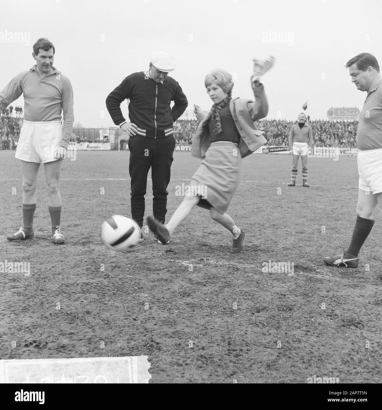 Künstler, die Fußball zum Wohle von Masai auf ADO-Gelände in den Haag spielen, Willeke Alberti gibt Auftaktdatum: 30. März 1964 Ort: Den Haag, Zuid-Holland Schlüsselwörter: Künstler, Sport, Fußball persönlicher Name: Alberti, Willeke, Masai Stockfoto