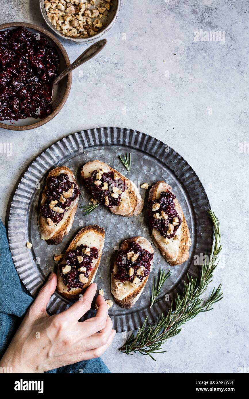 Käsekrostini mit Rosmarinbeer-Feigenmarmelade Stockfoto