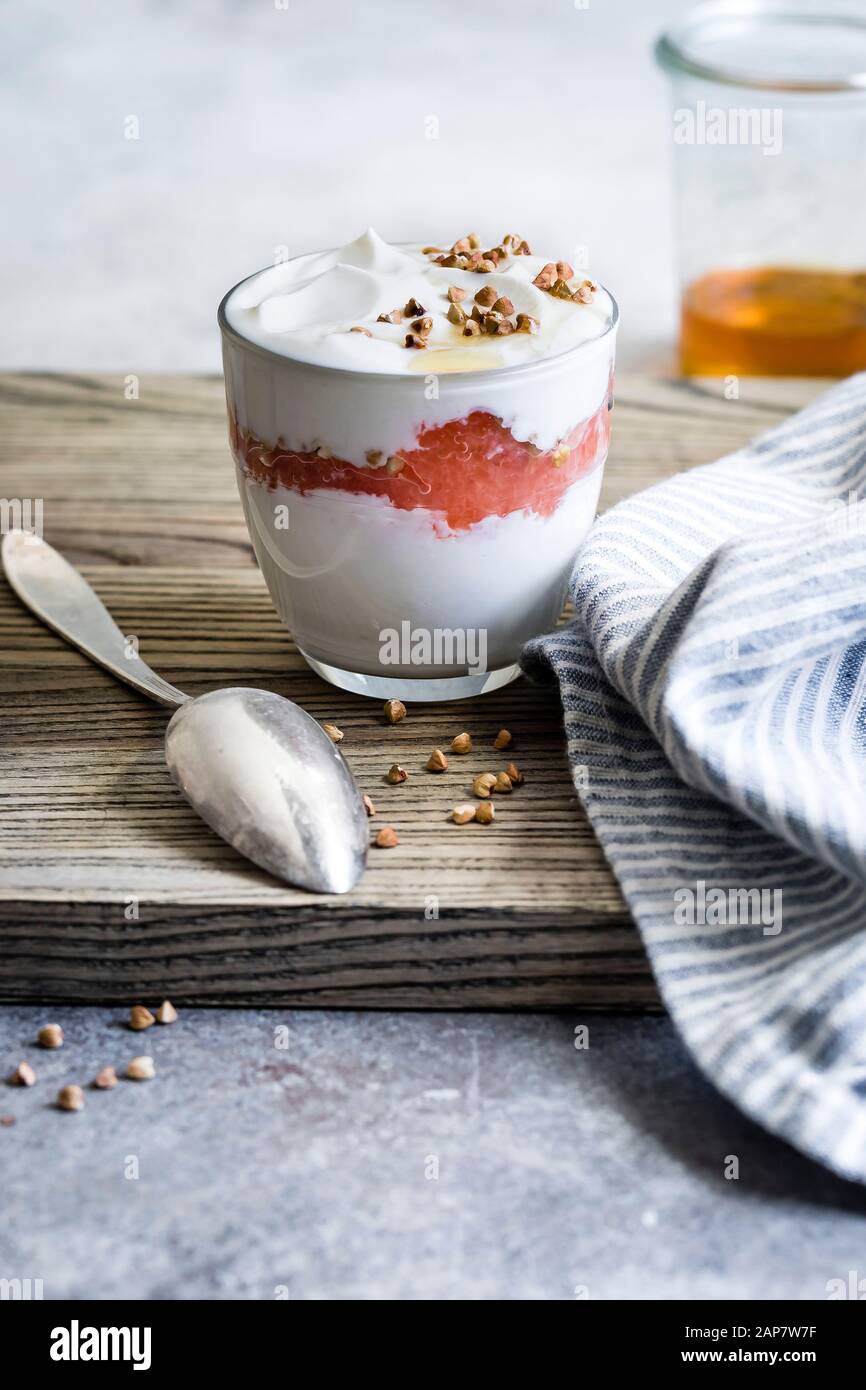 Vanillejoghurt und Rhabarben-Kompott-Töpfe Stockfoto