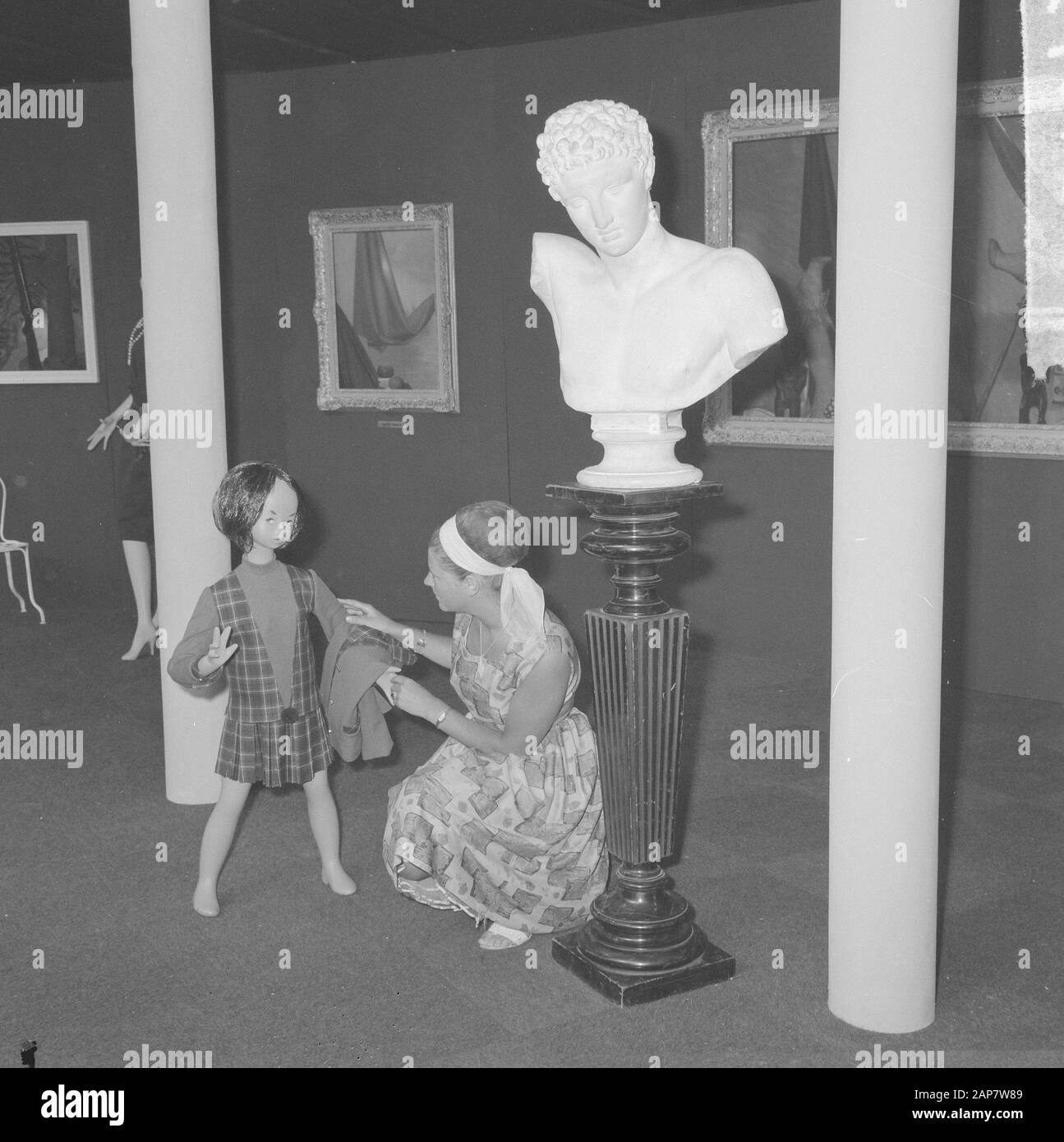 Dacova 1964 eröffnet in der RAI, die Kinderkleidung in einer de steht Datum: 19. Mai 1964 Ort: Amsterdam, Noord-Holland Schlüsselwörter: Steht persönlicher Name: Dacova Institution Name: RAI Stockfoto