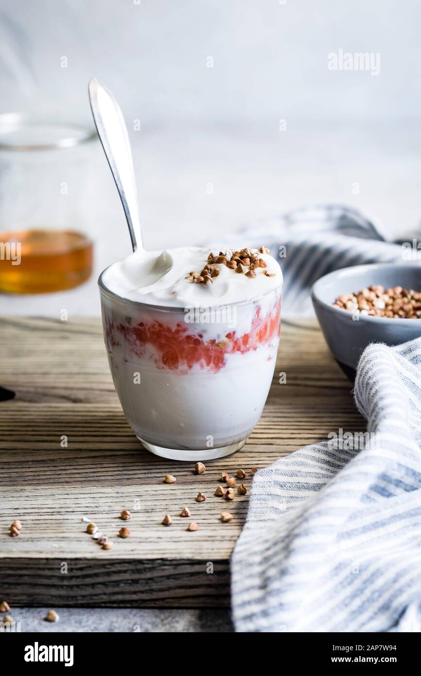 Vanillejoghurt und Rhabarben-Kompott-Töpfe Stockfoto