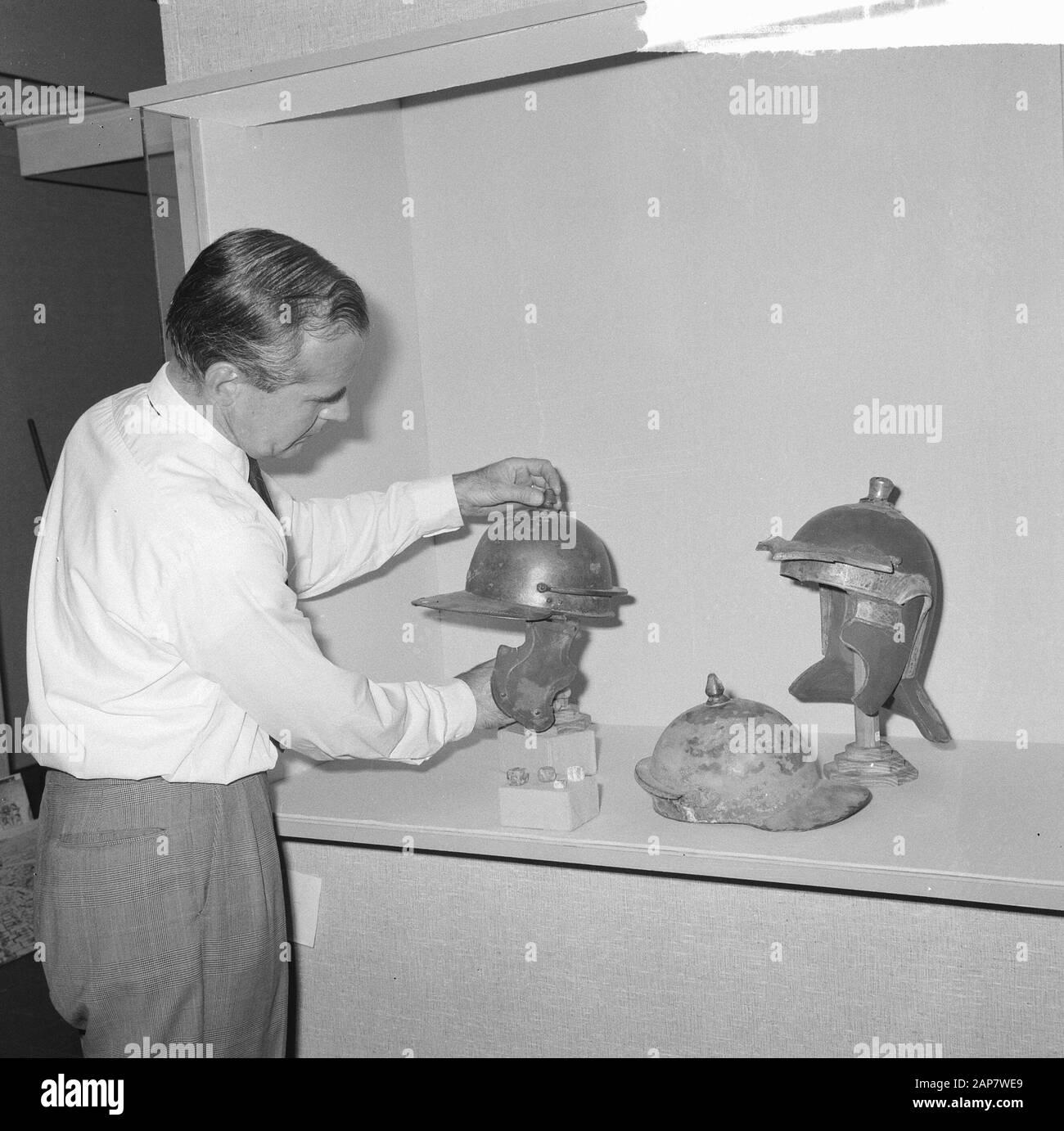 Bibelausstellung in Tropenmuseum, Helme aus der römischen Legion Datum: 25. Mai 1964 Schlagwörter: Helme, Legionen, Römer Institutionenname: Tropenmuseum Stockfoto