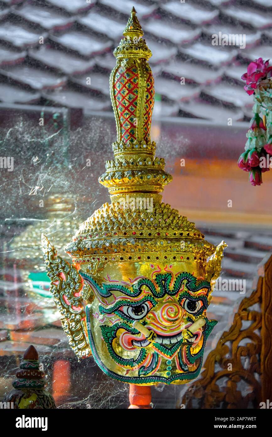 Khon-Maske. Eine Maske, die während eines traditionellen thailändischen Tanzdramas über dem Kopf einer Pantomime getragen wird. Jede Maske repräsentiert ein Fabelwesen wie Monster, Bestien. Stockfoto