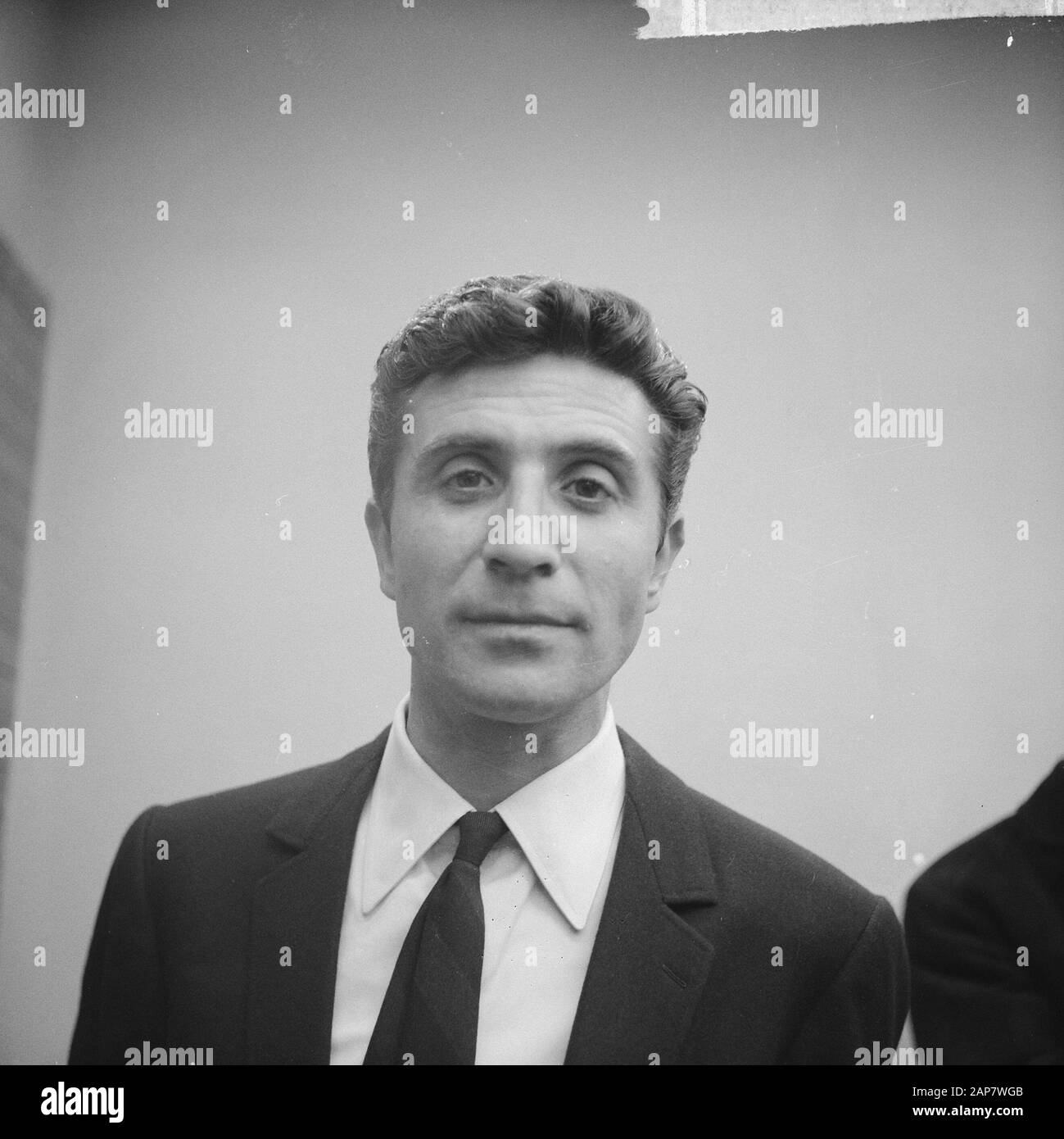 Ankunft von Gilbert Bécaud auf Schiphol Datum: 29. Mai 1964 Ort: Noord-Holland, Schiphol Schlüsselwörter: Porträts Personenname: Bécaud, Gilbert Stockfoto