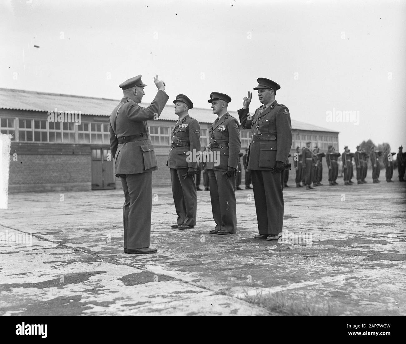 Beidiging op Zeeburg. Armeedatum: 15. Juli 1949 Ort: Amsterdam Schlagwörter: Armee, Militärstützpunkte Stockfoto