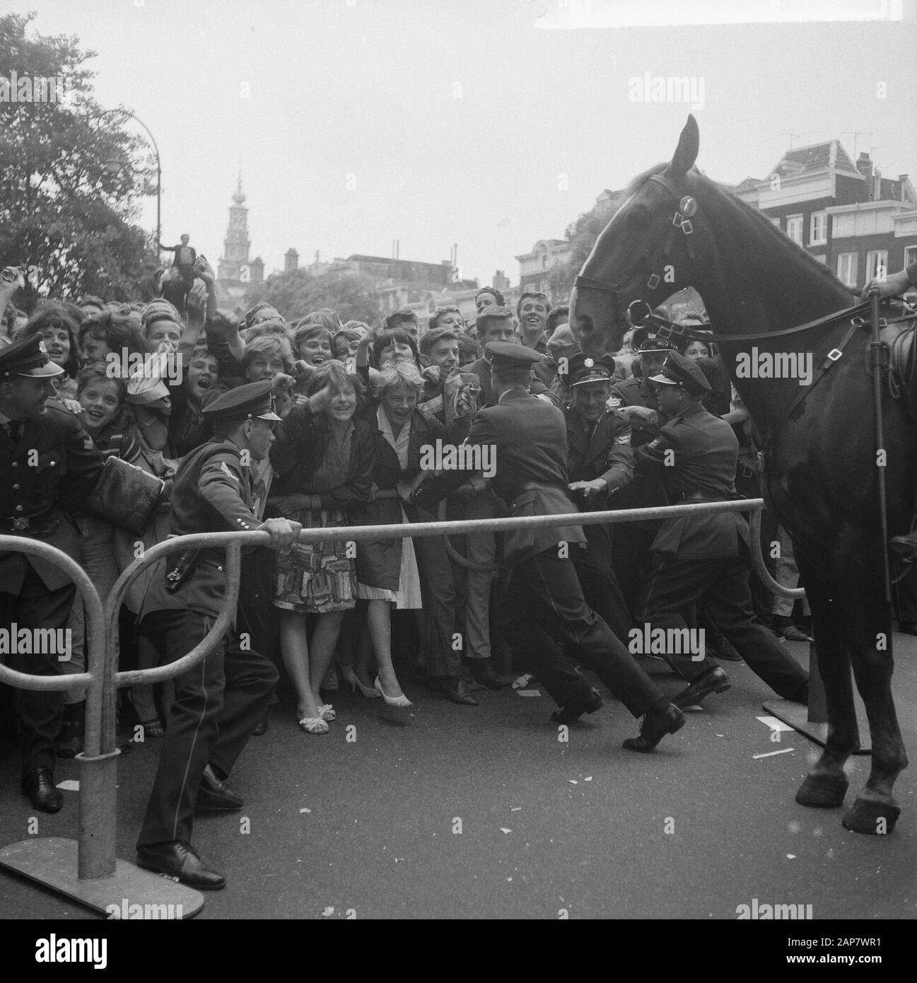 Beatles in den Niederlanden hatte die Polizei Schwierigkeiten, das öffentliche Datum zu kontrollieren: 5. Juni 1964 Ort: Amsterdam, Noord-Holland Schlüsselwörter: Fans, Polizei, Popgruppen, Name der öffentlichen Einrichtung: Beatles, The Stockfoto