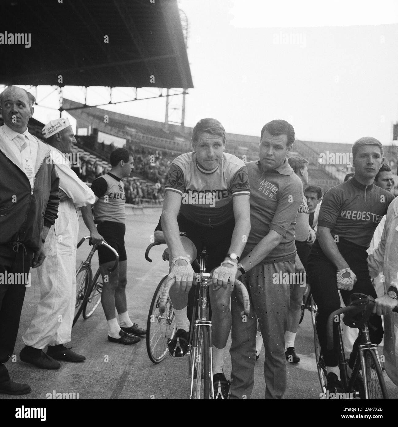 6-tägige Abendveranstaltung im Olympiastadion, Peter Post Datum: 11. Juni 1964 Schlagwörter: Stadien, Radfahrer persönlicher Name: Post, Peter Institution Name: Olympiastadion Stockfoto