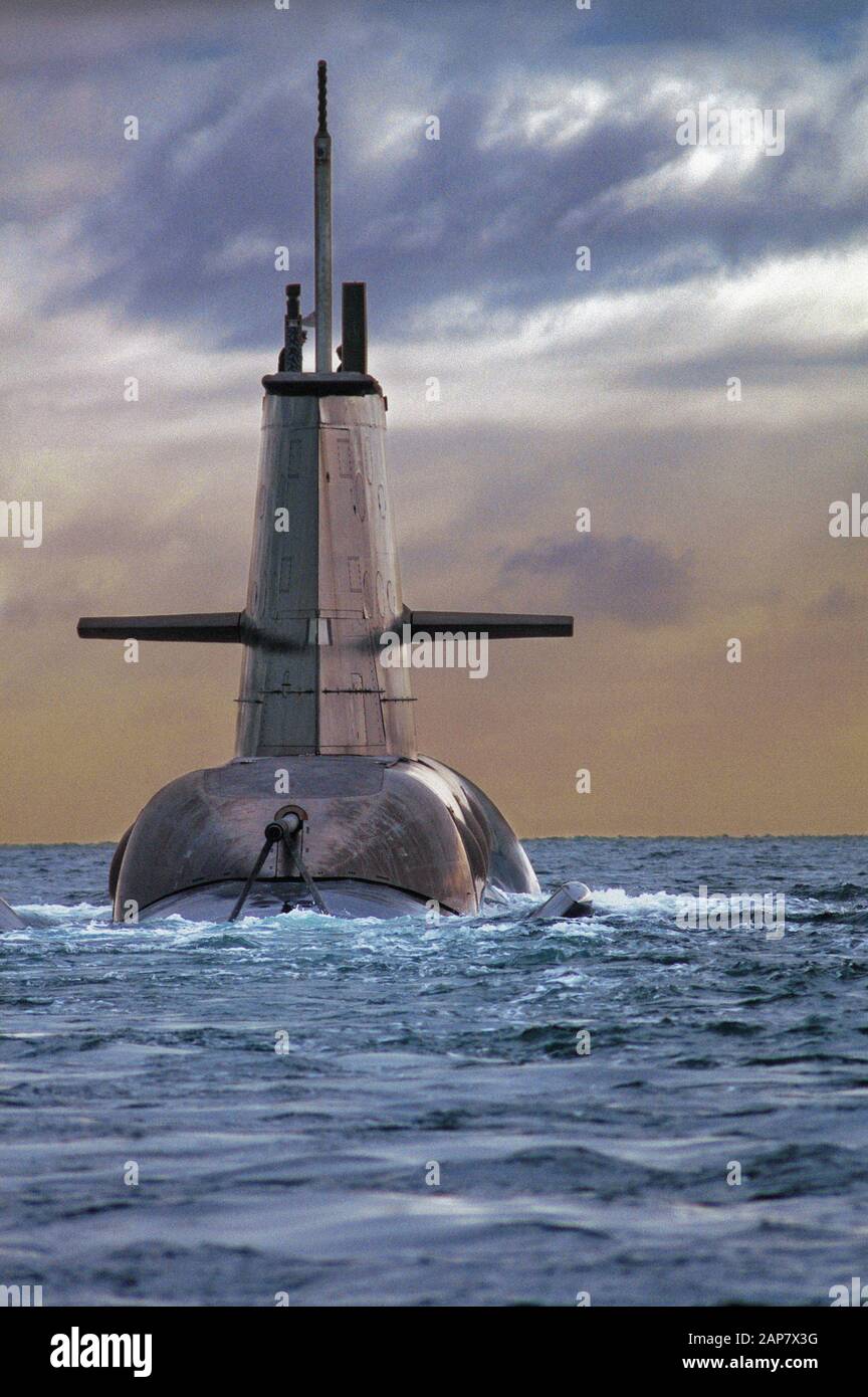 Eine Rückansicht eines Diesel-E-U-Boots der Collins Klasse der australischen Marine auf See. Stockfoto