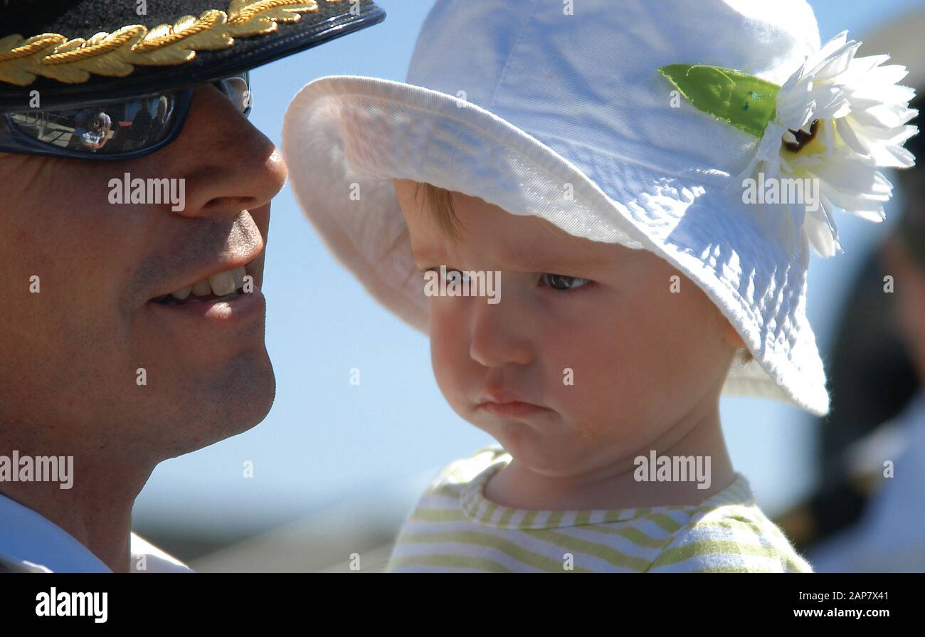 Ein Kapitän der australischen Marine verabschiedet sich von seiner Tochter, als er ein Diesel-E-U-Boot der Collins Klasse der australischen Marine begibt. Stockfoto