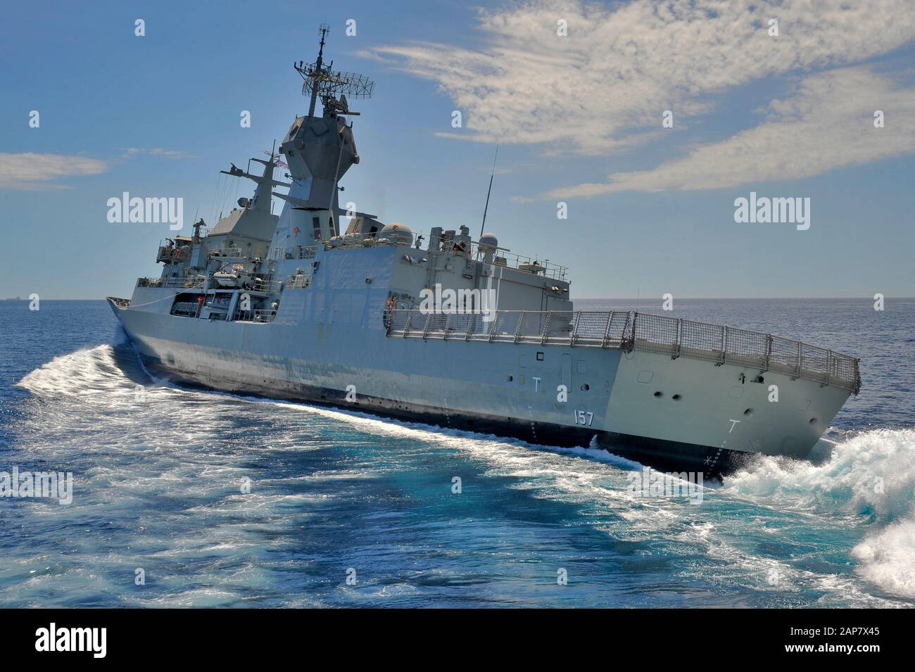 Eine Rückansicht einer Fregatte der australischen Marine HMAS Perth, die mit Geschwindigkeit dreht. Stockfoto