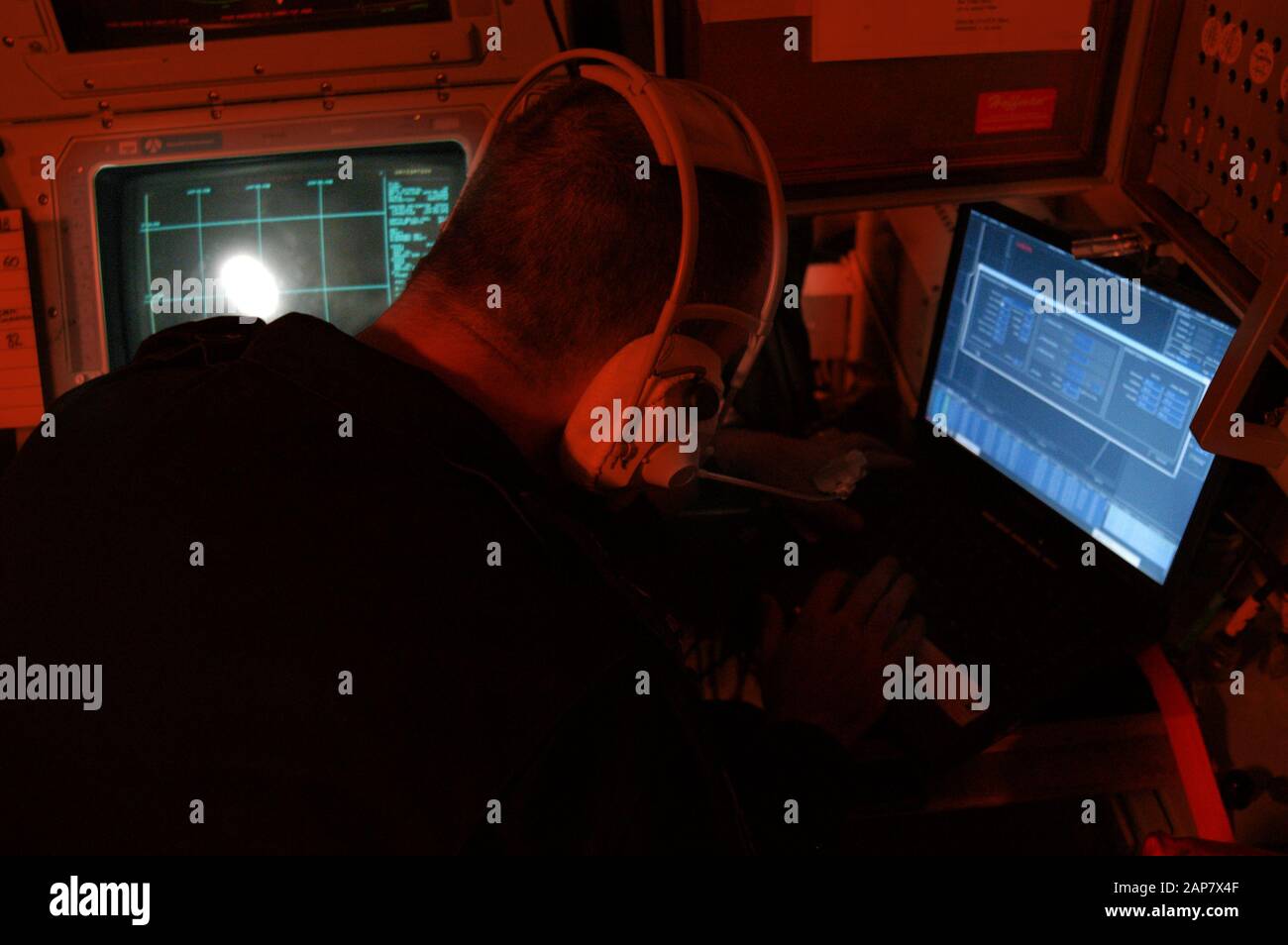 Ein Marinekrewie blickt in einen Monitor an Bord eines Diesel-E-U-Bootes der australischen Navy Collins Class. Stockfoto