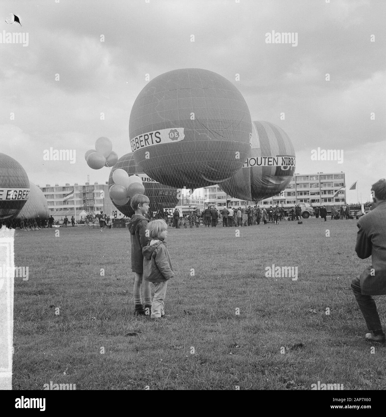 Ballonrennen in Utrechter, Start der englischen Teilnehmer Datum: 20. Juni 1964 Ort: Utrechter Schlüsselwörter: Start, Ballons, Teilnehmer, Rennen Stockfoto