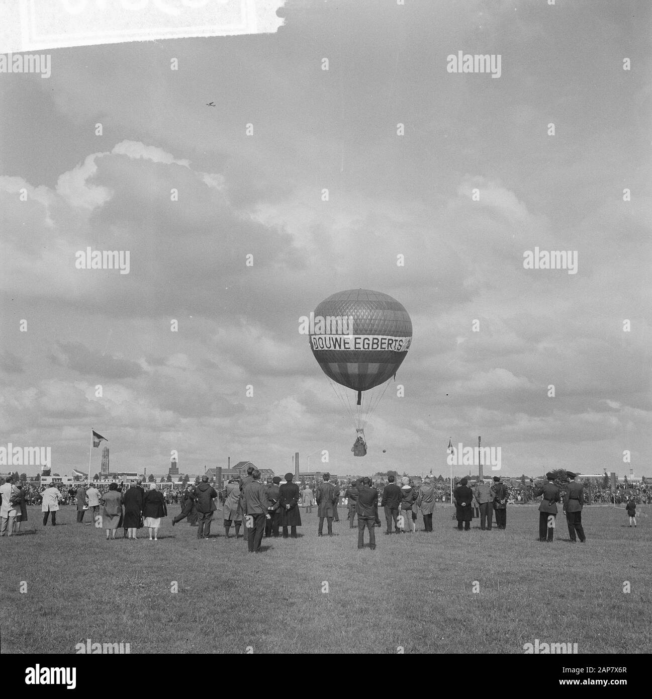 Ballonrennen in Utrechter, Start der englischen Teilnehmer Datum: 20. Juni 1964 Ort: Utrechter Schlüsselwörter: Start, Ballons, Teilnehmer, Rennen Stockfoto