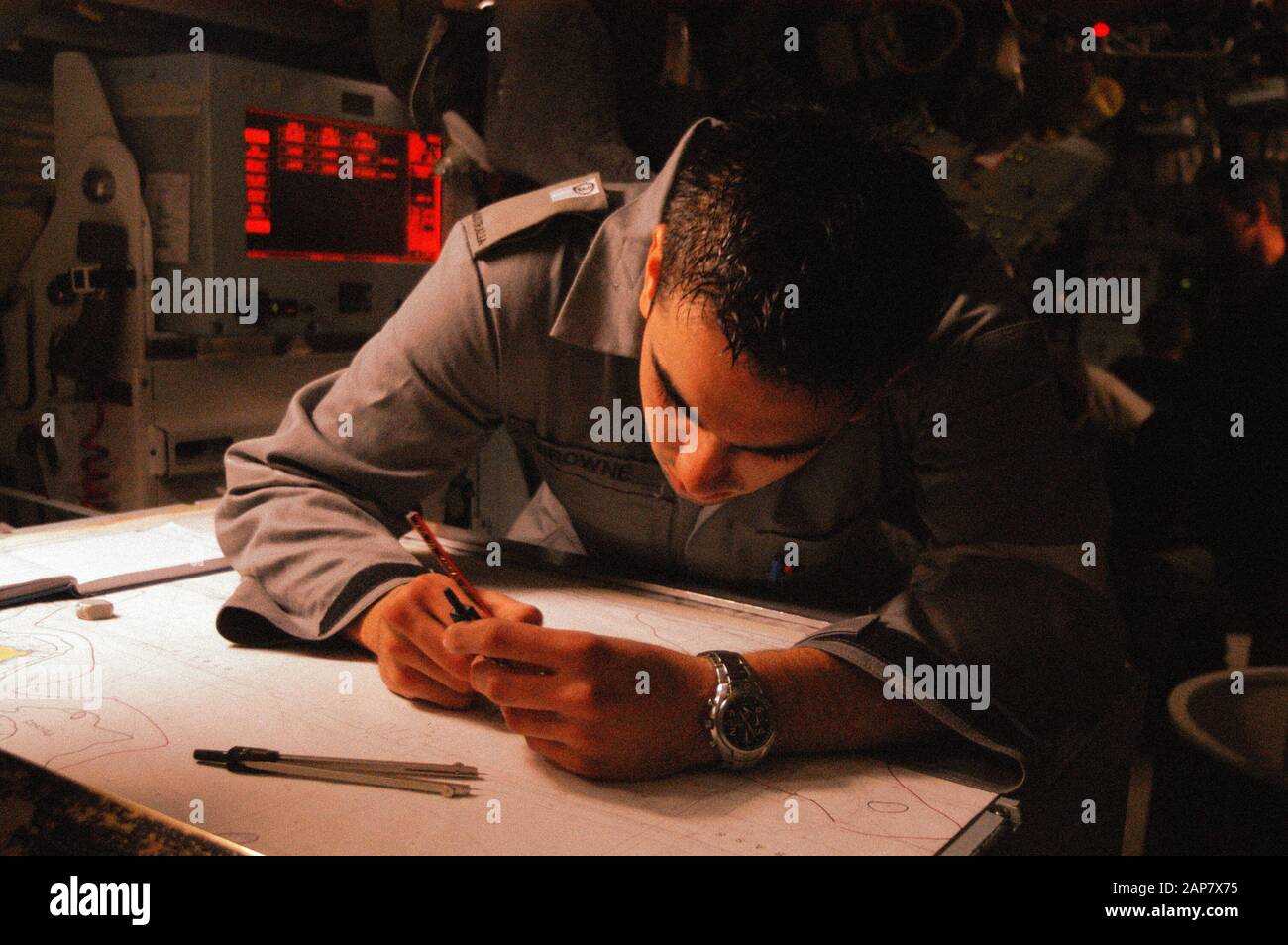 Ein Navigator bei der Arbeit an einem Diesel-E-U-Boot der Collins Klasse der australischen Marine. Stockfoto