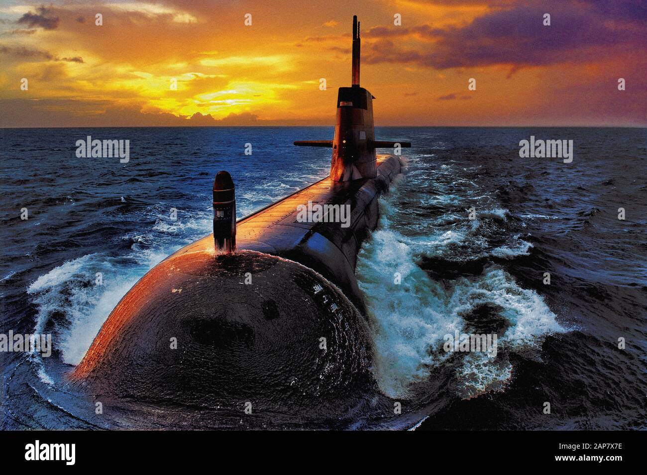 Nahaufnahme eines dramatischen Sonnenuntergangs, der ein Diesel-E-U-Boot der australischen Navy Collins Class auf See beleuchtet. Stockfoto