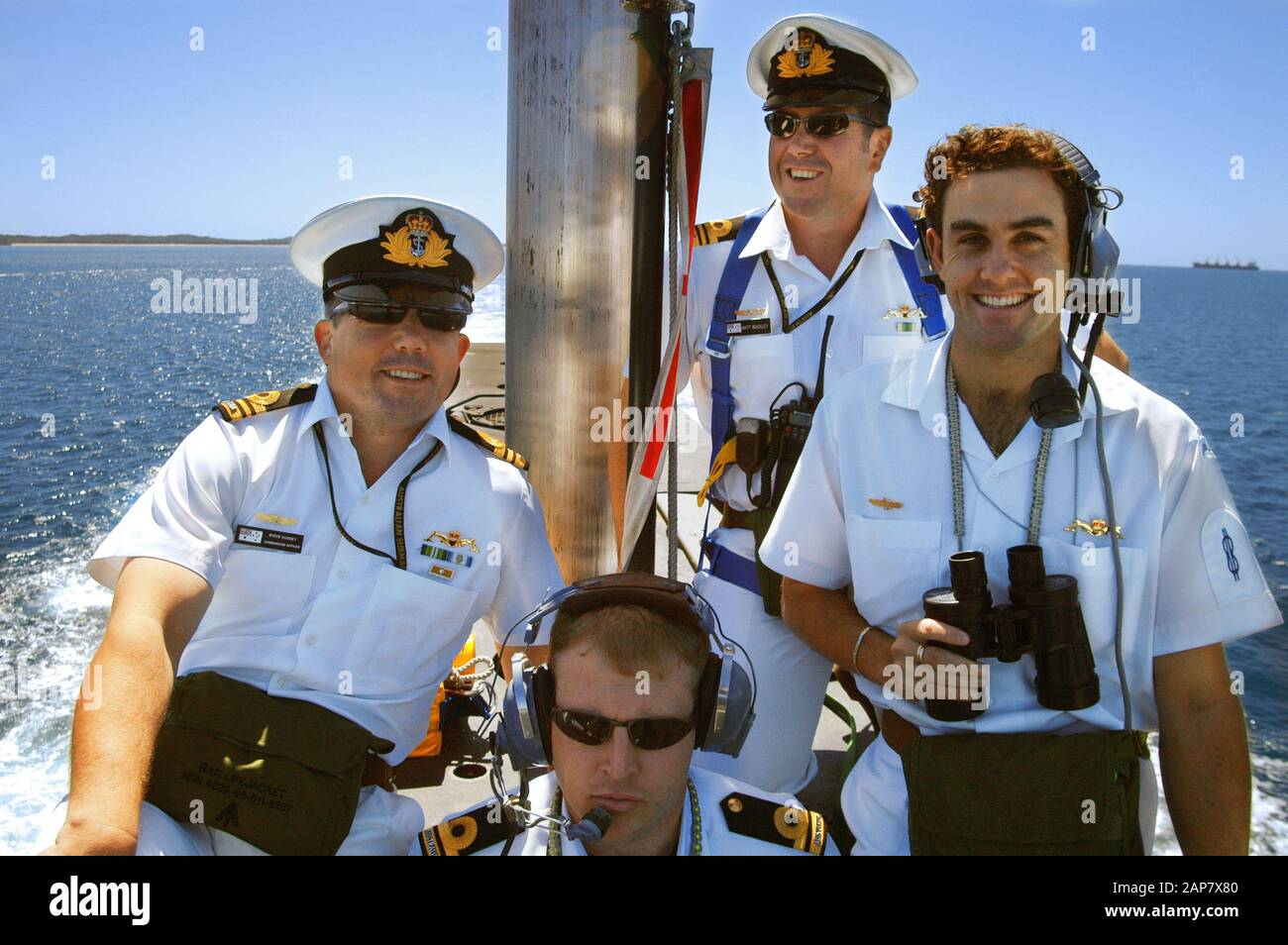 Kapitän und Offiziere im anlaufenden Turm oder Flosse eines Diesel-E-U-Bootes der Collins Klasse der australischen Marine. Rückkehr nach einem halben Jahr auf See. Stockfoto