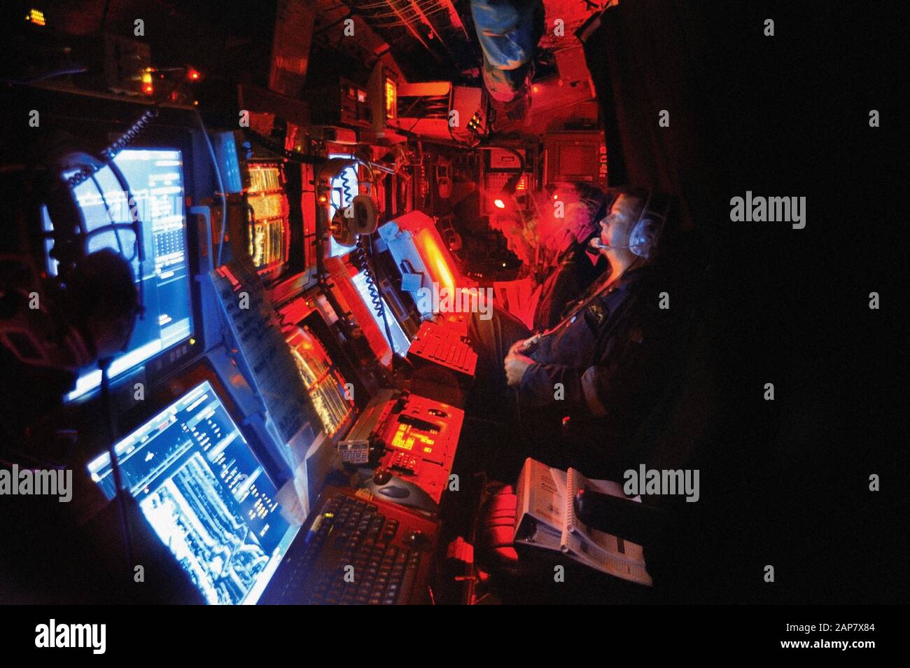 Crewmen, die an den Ufern von beleuchteten Bildschirmen im Sonarraum eines Diesel-E-U-Bootes der Collins Klasse der australischen Marine arbeiten. Stockfoto