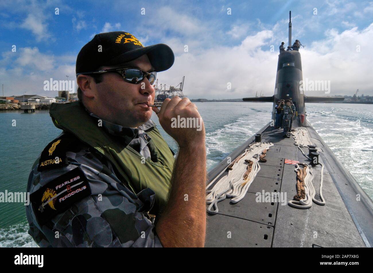 Marinekrewie paspeliert ein Diesel-E-U-Boot der australischen Marine Collins Class, das den Hafen verlässt. Stockfoto