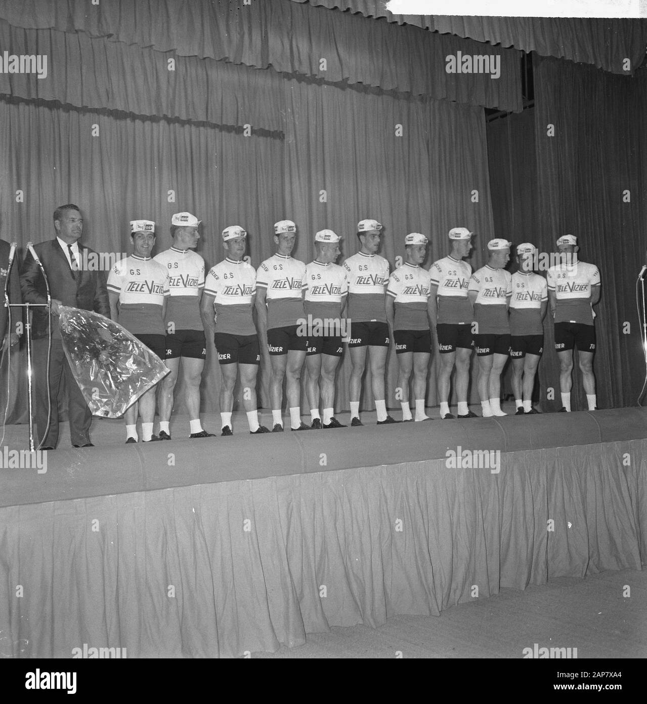 51. Tour de France 1964, Presence Televisor Team im Palais du Sport in Rennes Datum: 21. Juni 1964 Ort: Frankreich, Rennes Schlüsselwörter: Sport, Radsport Institution Name: Tour de France Stockfoto