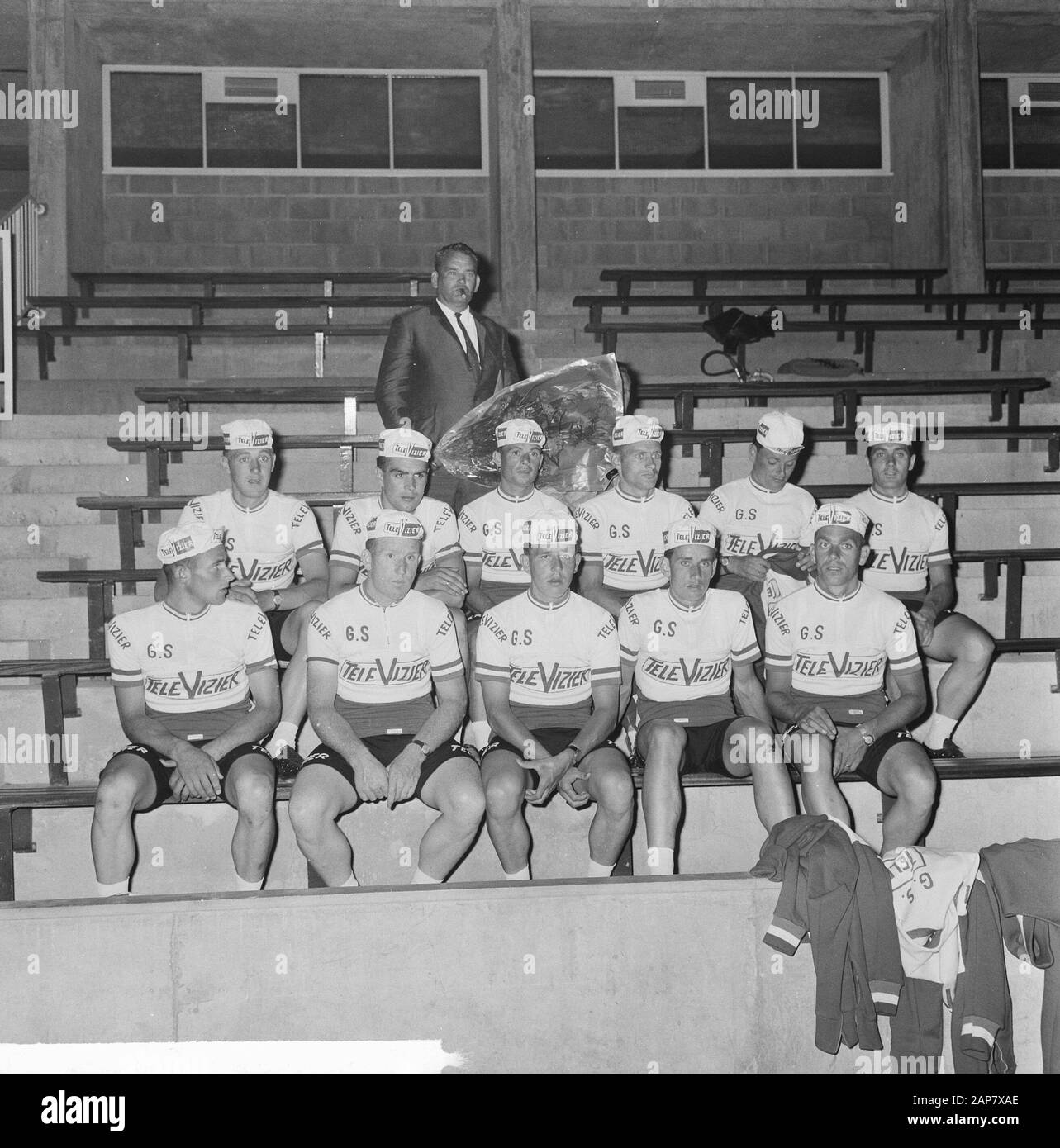 51. Tour de France 1964, Presence Televisor Team im Palais du Sport in Rennes Datum: 21. Juni 1964 Ort: Frankreich, Rennes Schlüsselwörter: Sport, Radsport Institution Name: Tour de France Stockfoto