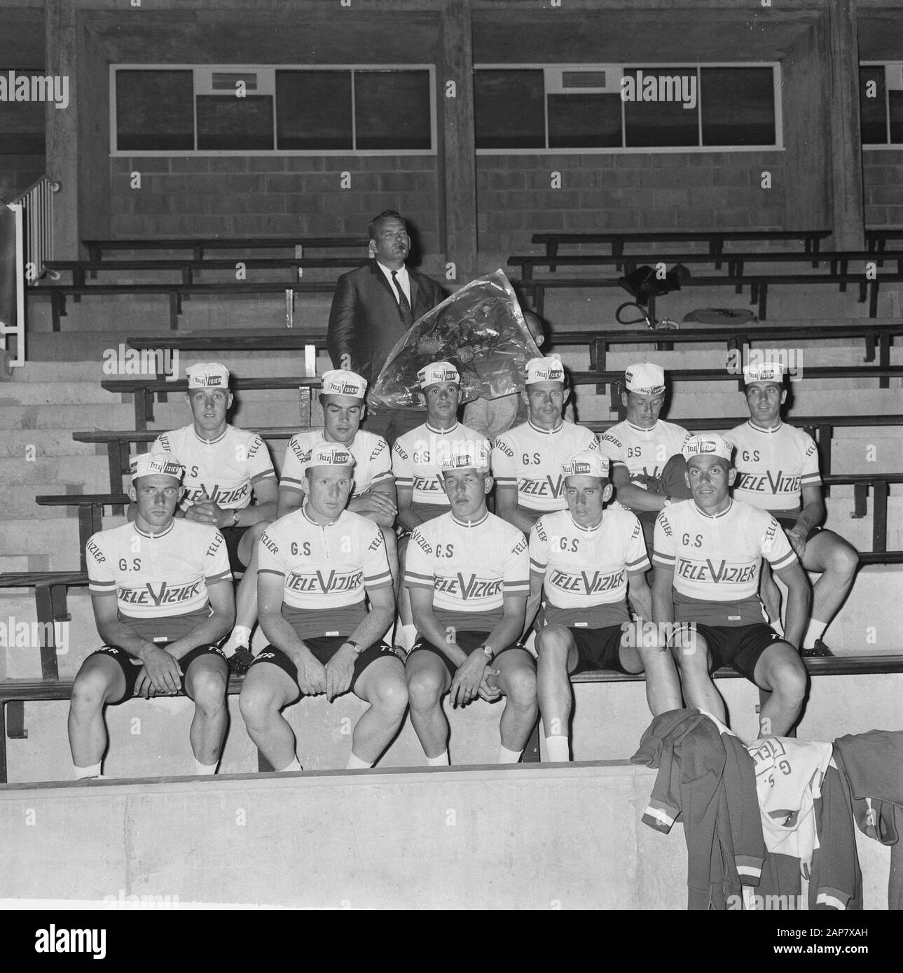 51. Tour de France 1964, Presence Televisor Team im Palais du Sport in Rennes Datum: 21. Juni 1964 Ort: Frankreich, Rennes Schlüsselwörter: Sport, Radsport Institution Name: Tour de France Stockfoto