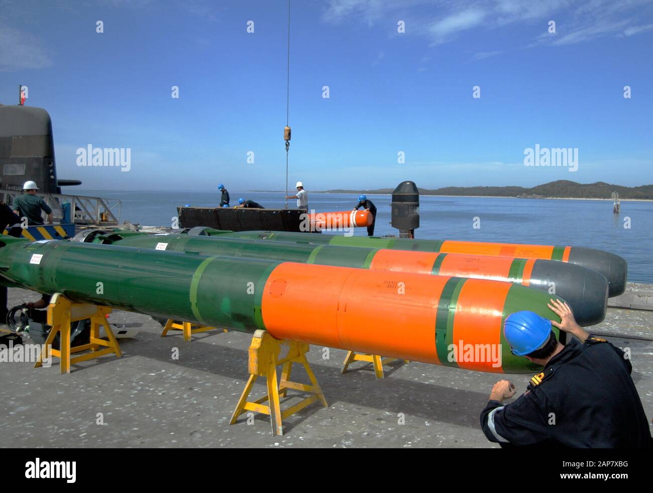 Torpedos, die in ein Diesel-E-U-Boot der australischen Marine Collins Class geladen werden. Stockfoto