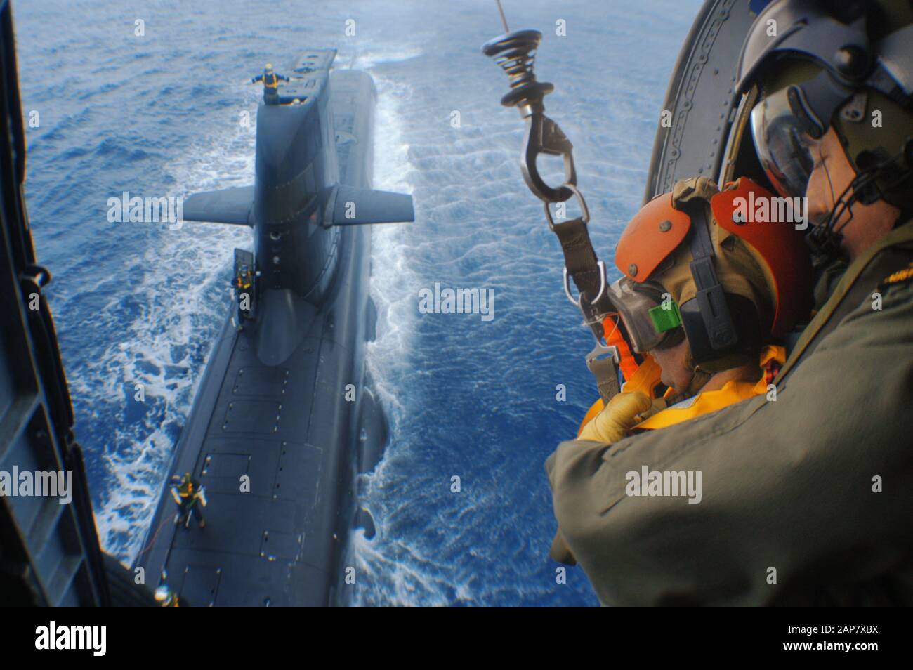Winzarbeiten von einem Seahawk-Hubschrauber zu einem Diesel-E-U-Boot der Collins Klasse der australischen Marine. Wird als Vertikale Auffüllung bezeichnet. Stockfoto