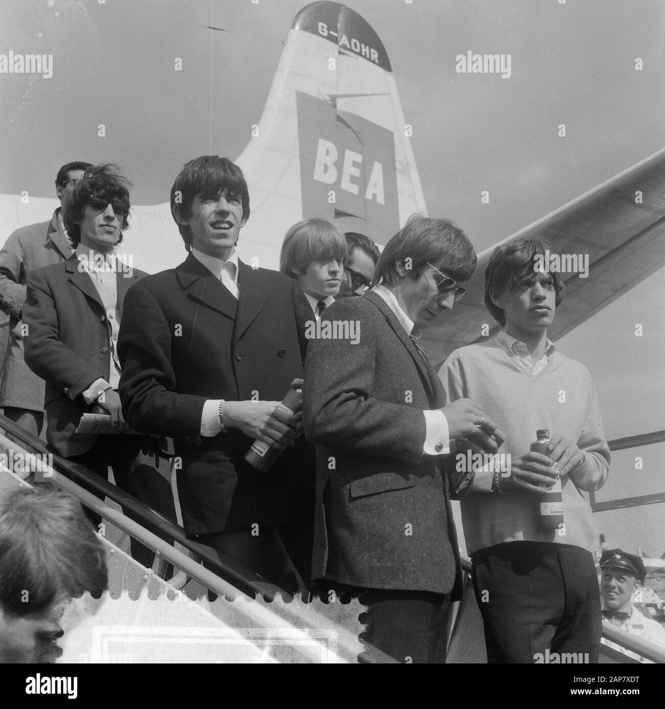 Ankunft der Rolling Stones auf Schiphol Datum: 8. August 1964 Ort: Noord-Holland, Schiphol Schlüsselwörter: Ankünfte, Musik, Popgruppen, Flughäfen persönlicher Name: Die Rolling Stones Stockfoto Ankunft der Rolling Stones auf Schiphol Datum: 8. August 1964 Ort: Noord-Holland, Schiphol Schlüsselwörter: Ankünfte, Musik, Popgruppen, Flughäfen persönlicher Name: Die Rolling Stones Stockfoto